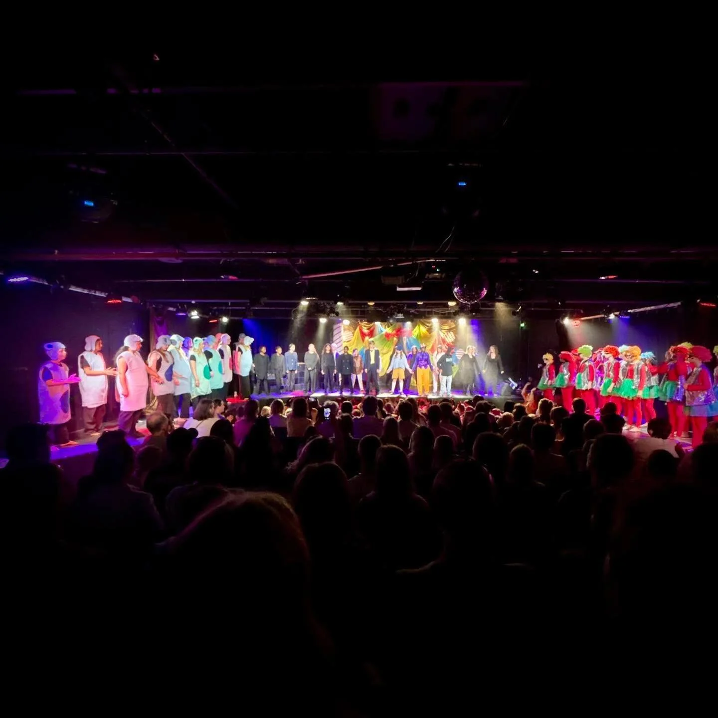 Skovbrynet Teaterskole &aring;bner s&aelig;sonen 26/27 til september!

P&aring; vores teaterhold arbejder vi med teater, sang, dans, improvisation og musik. Og p&aring; vores musikhold kan du pr&oslash;ve kr&aelig;fter med b&aring;de sammenspil, sang