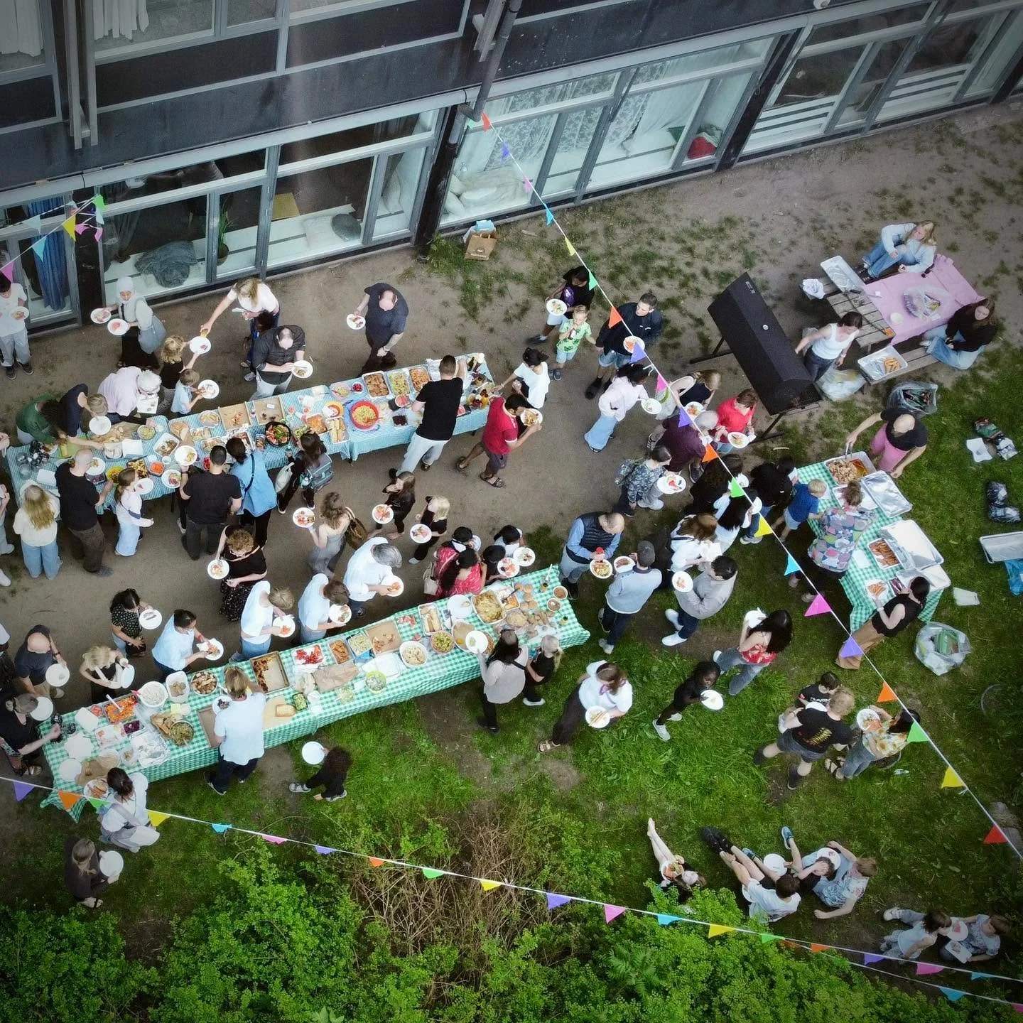Skovbrynet Teaterskole sluttede traditionen tro s&aelig;sonen af med vores fantastiske for&aring;rskoncert for alle medlemmer og deres familier.
Alle hold opf&oslash;rte sammen Charlie og Chokoladefabrikken - en nyskrevet genops&aelig;tning af vores 