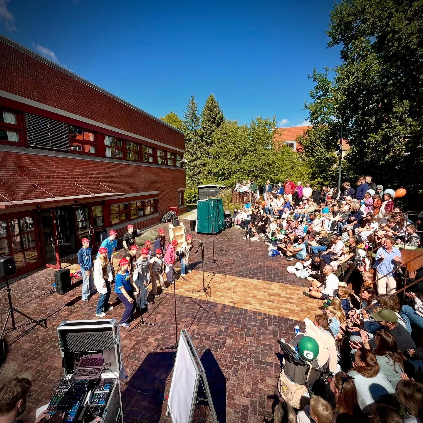Tak til alle jer, der kom og s&aring; vores optr&aelig;den til Gladsaxedagen! Det var fedt at tyvstarte teaters&aelig;sonen med s&aring;dan en opbakning. Nu er der efterh&aring;nden kun en uge til, at vi rigtig starter og vi gl&aelig;der os s&aring;d