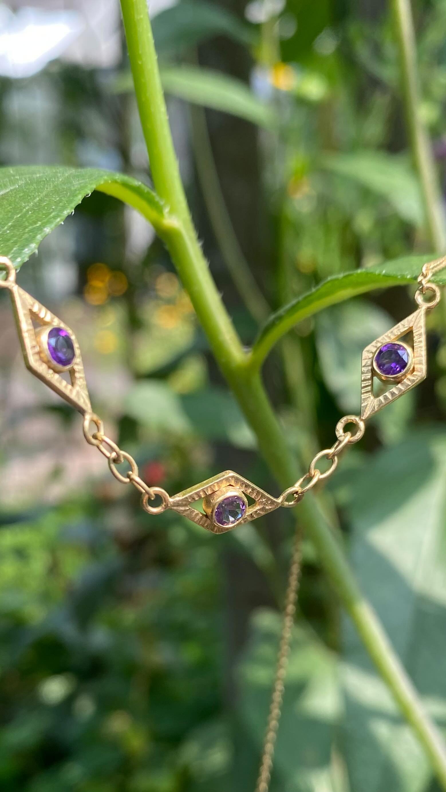💜Handmade antique-inspired necklace. 14K goldplated silver and Amethyst.
👯‍♀️This necklace is part of a set with matching earrings.
🌞It is very fine and dainty but it catches the eye through the sparkle of the stone and the golden rays.
Th
