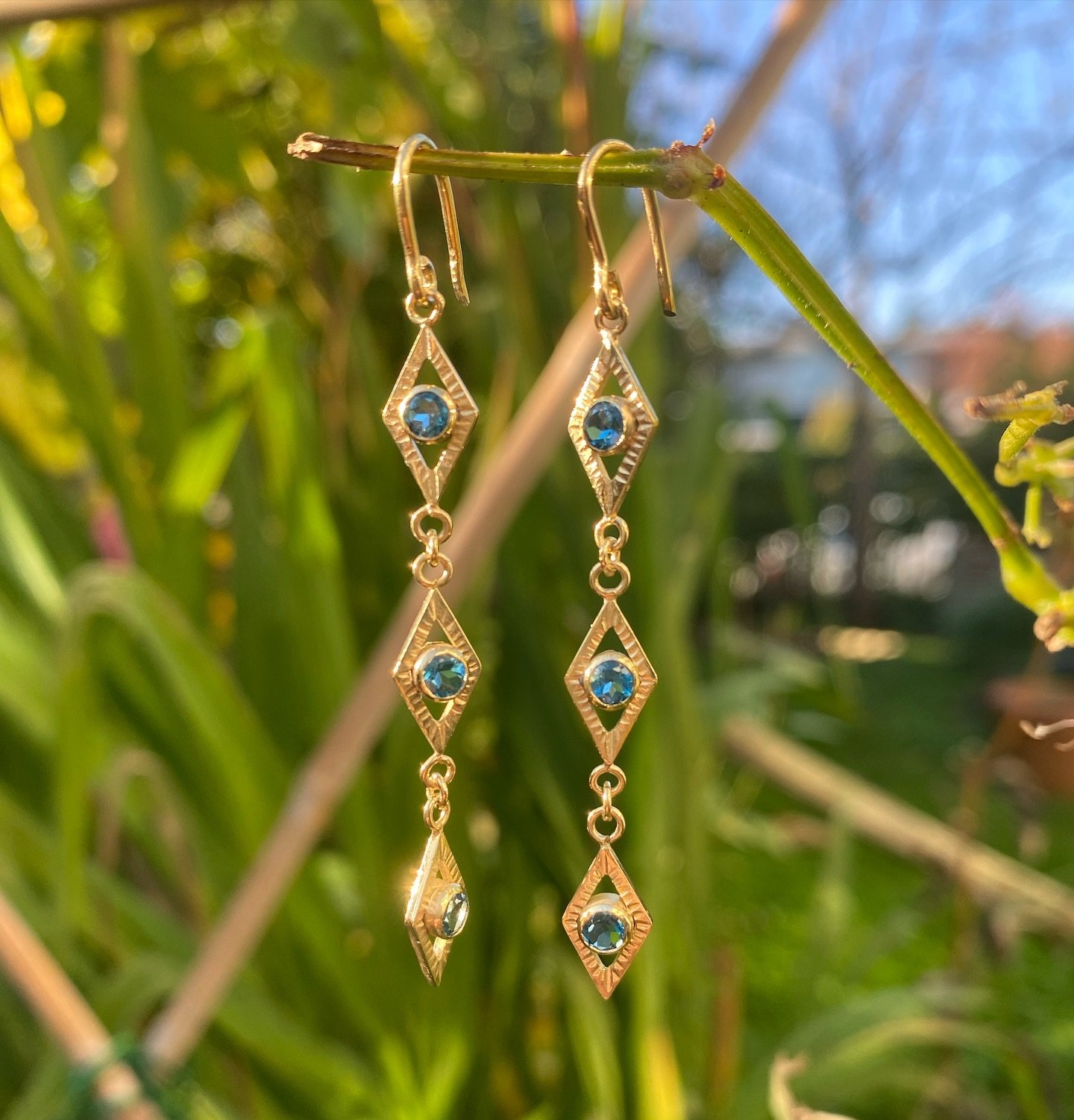 🩵Dream come true: Third eye - dangle earrings
💫14K gold plated silver
🧿London blue topaz
💓Inspired by the Third eye, the psychic en intuitive vision
#thirdeyeearrings #antiqueinspired #londonbluetopazearrings #handmadegold