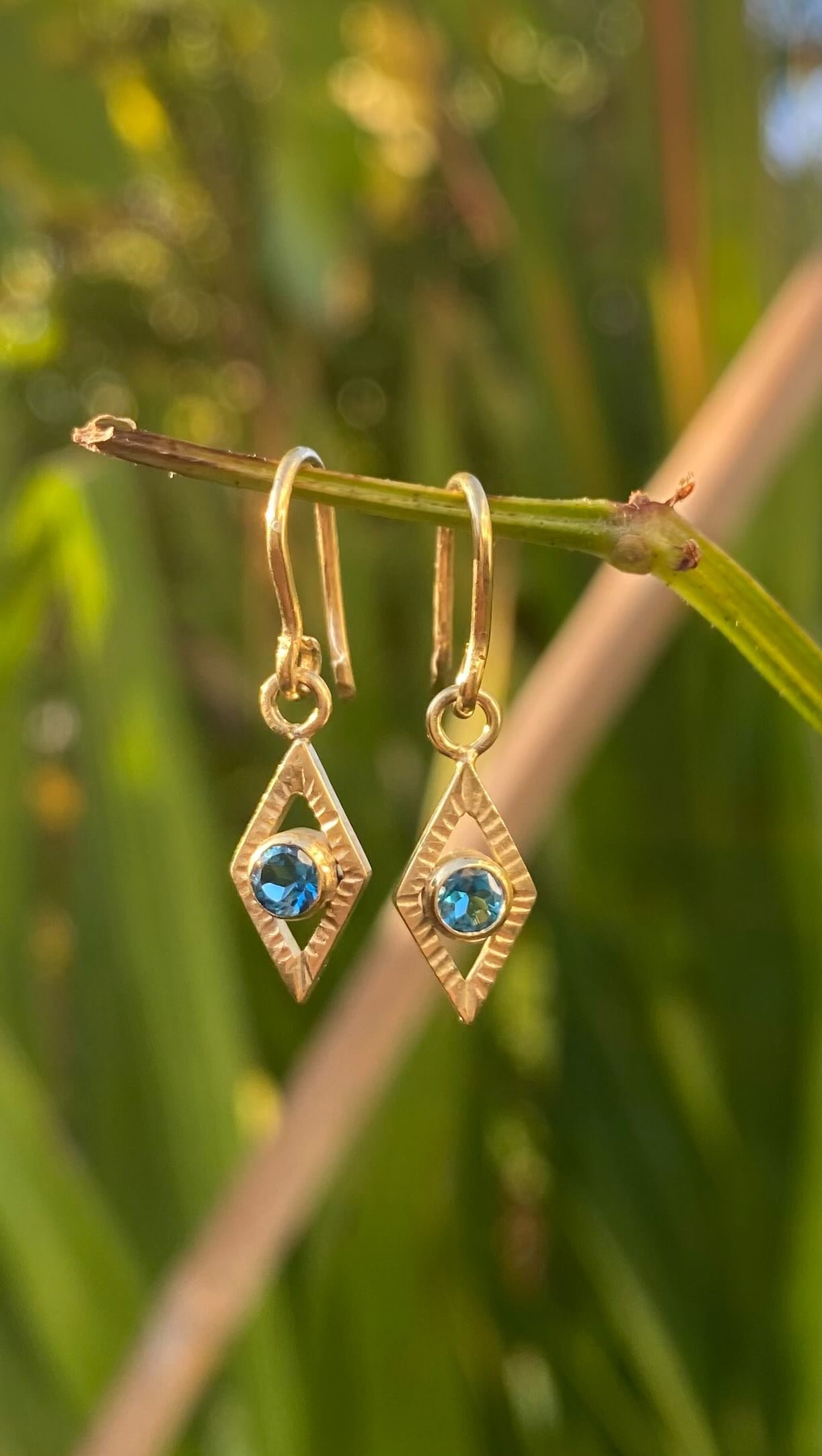 🪬Third eye - earrings
💫14K gold-plated silver
🩵London Blue topaz
🌸Handmade with lots of Loupes 🧐and Love🫶🏻
#thirdeyejewelry #antiqueinspired #handmadeearrings