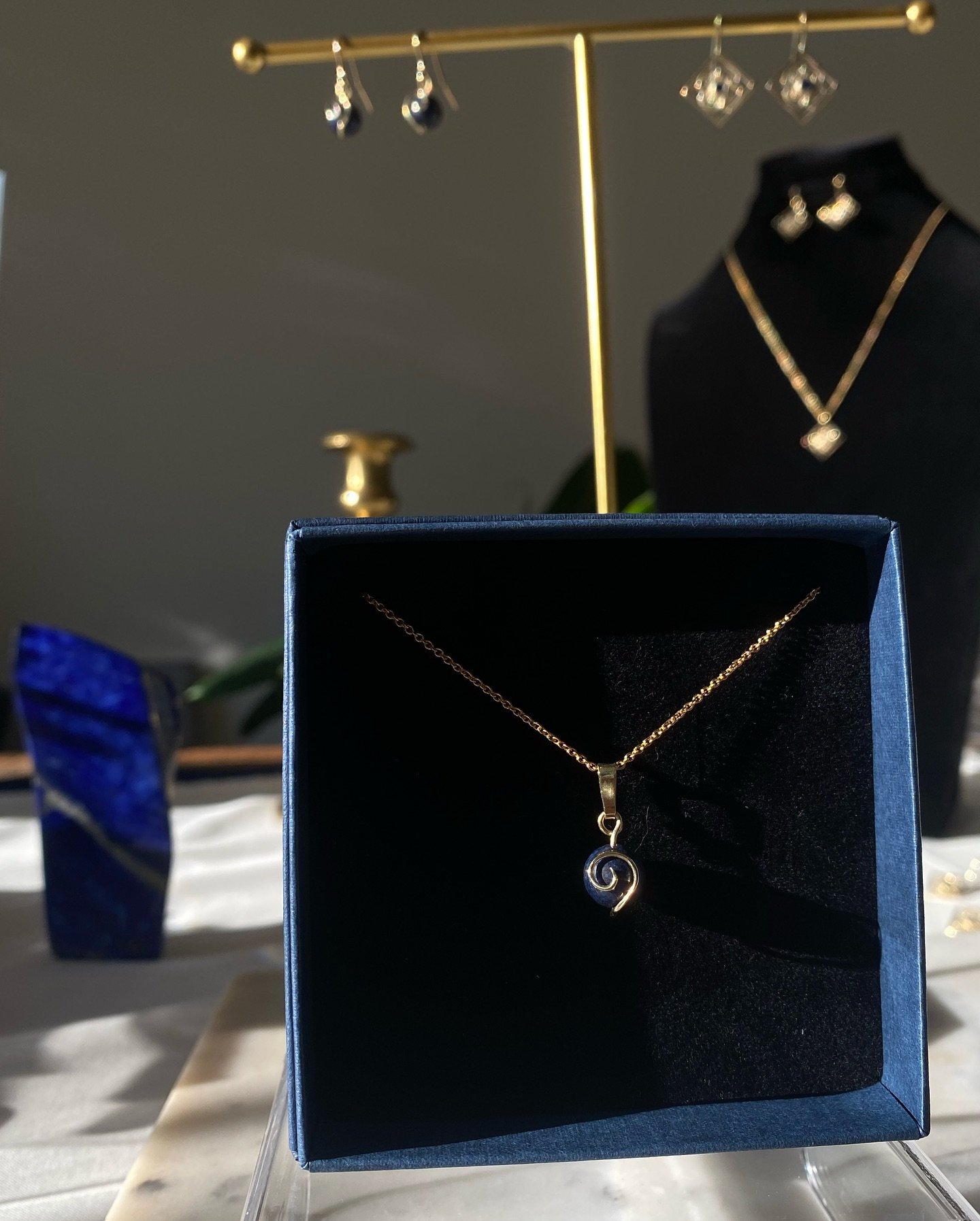 💙Lapis lazuli en 💛solid 14K gold necklace
I made this necklace and matching earrings last minute, a few days before my expo a few weeks ago. I has these lapis beads lying around and needed to wrap them in a gold swirl ✨💫
It felt like they just