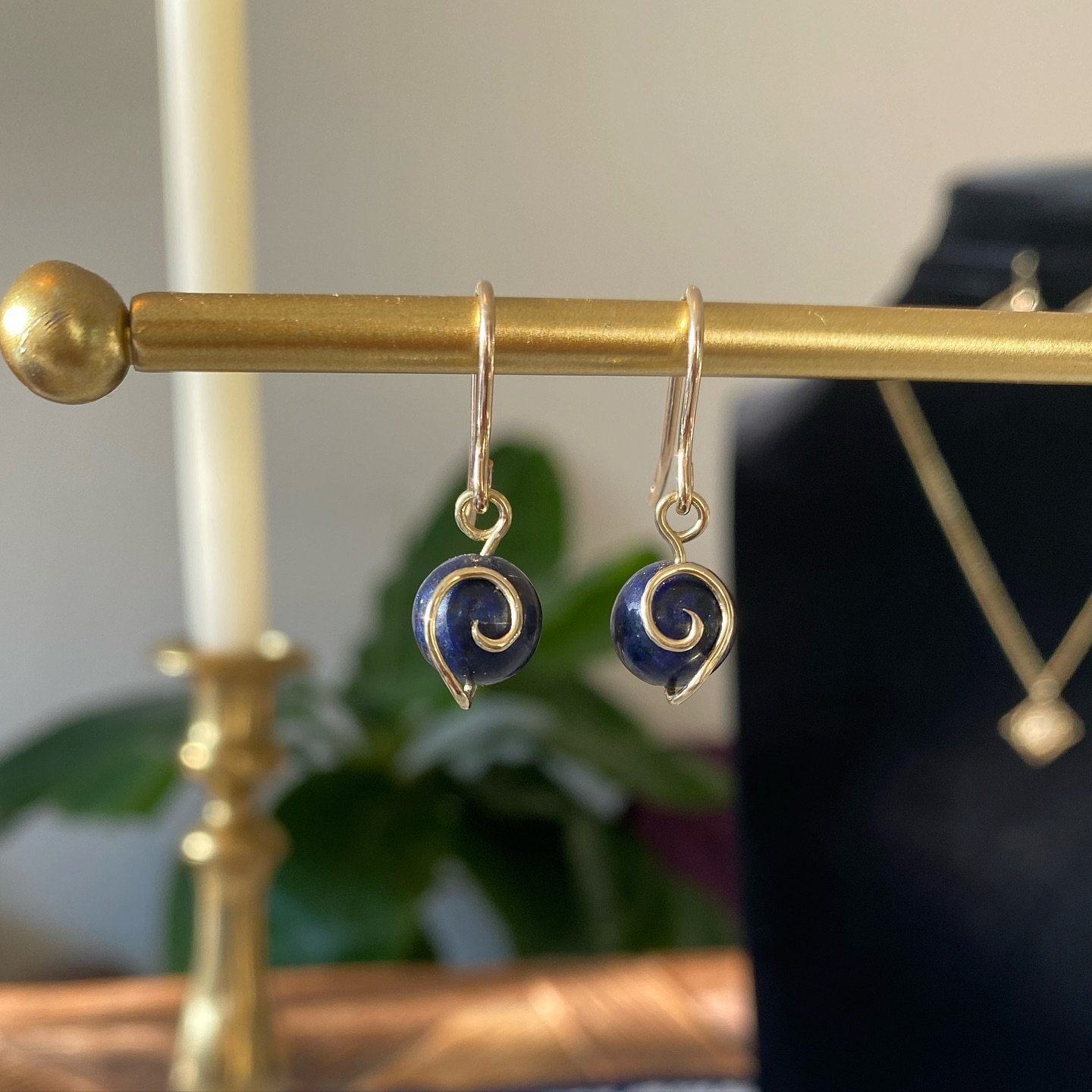 There is something about 🔵Lapis and 💫Gold
Lapis Lazuli and 14K solid gold.
This combinatie always looks magical. Maybe it’s because Lapis Lazuli itself is gold and blue.
High quality lapis lazuli stones used in jewellery are perfectly deep