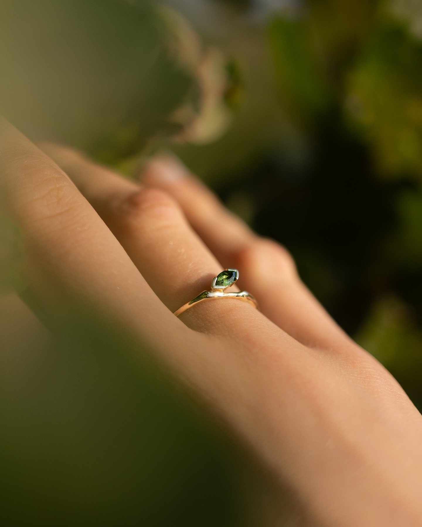 The 🌱Spring Ring 🌱
💫14K solid gold and ❇️ green tourmaline
Shaped from the mold of a reel tree branch. It is inspired by the blossoming leaf buds in the spring 😍
#twigring #natureinspiredjewelry #greentourmalinejewelry #handmadegoldring