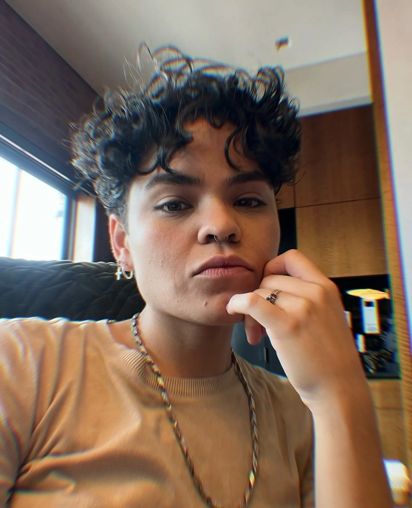 Summer-ready with a stylish, short curly cut! &ldquo;Taca-lhe a tesoura&rdquo; 💇🏻&zwj;♀️