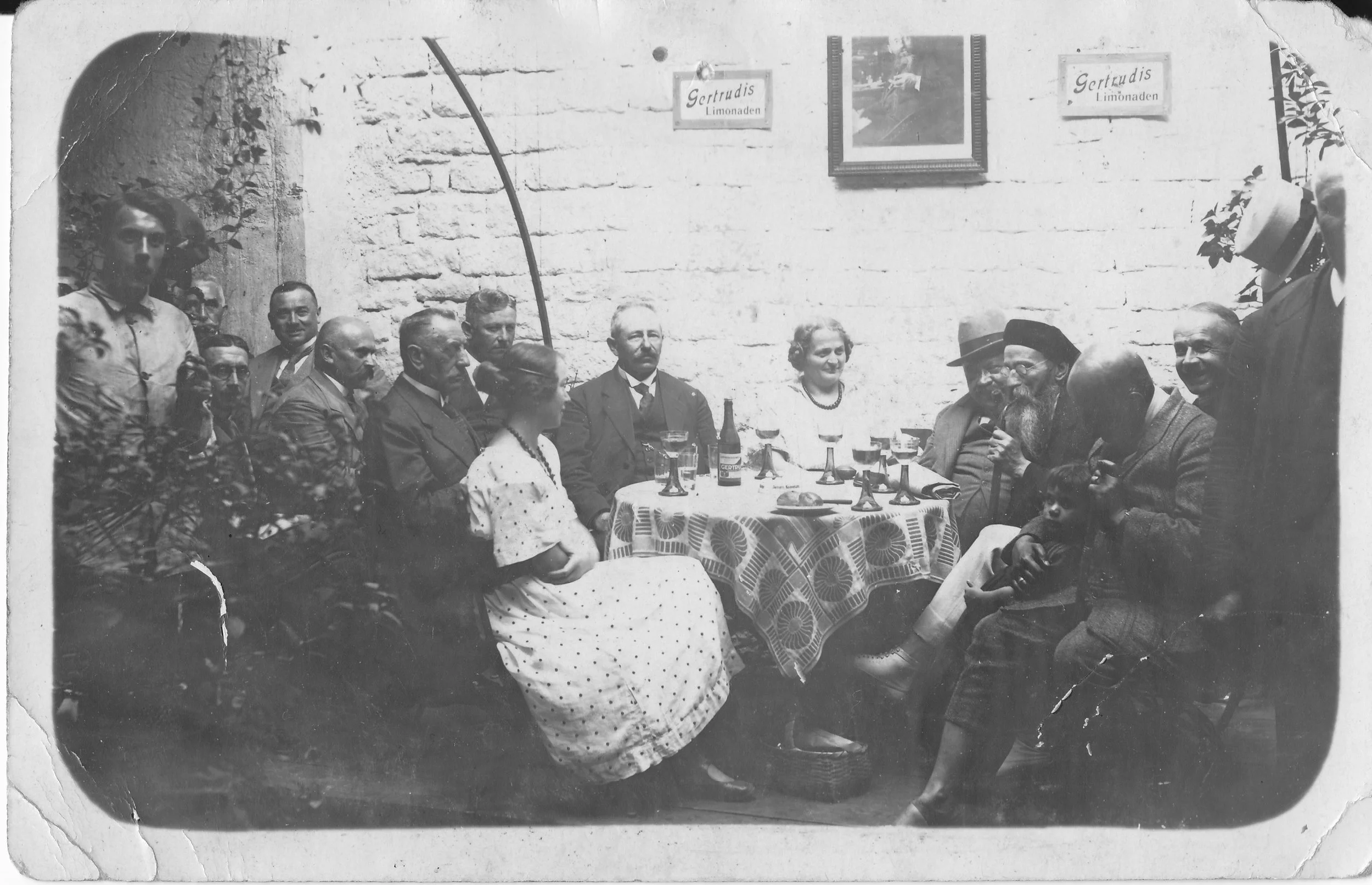 FOTO 2 Felke in geselliger Runde.jpg