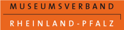 Logo des Museumsverbands Rheinland-Pfalz mit orangefarbenem Hintergrund.