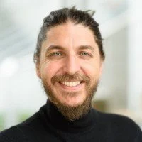 est mentor au Parcours EntrePrism de La base entrepreneuriale à HEC Montréal. Avec une solide expertise en développement entrepreneurial, il aide les entrepreneurs à concevoir leurs projets en se concentrant sur l'innovation et la durabilité