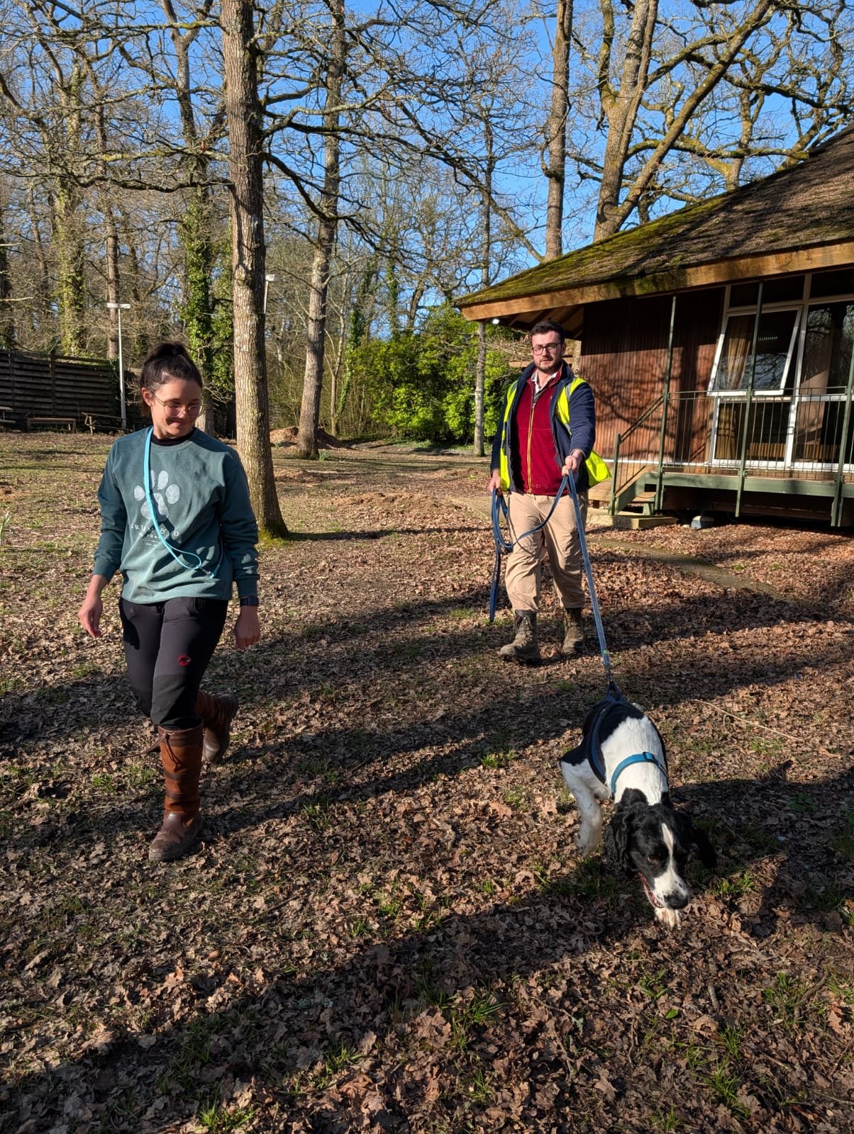 Dog-owner-trailing-dog-to-search-for-people.
