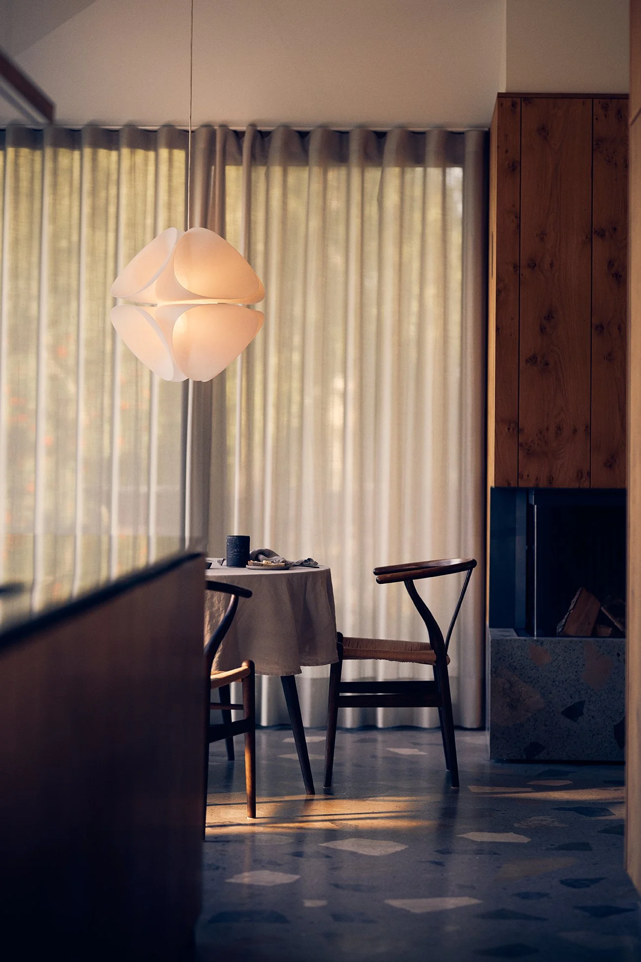 131256_Frandsen Nova- Pendant -ø52cm_opal white_3_LR.jpg