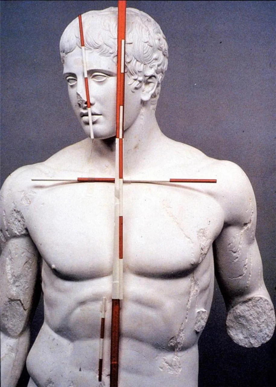 Photo of a classical nude statue with measurement rods and alignment lines overlaid.