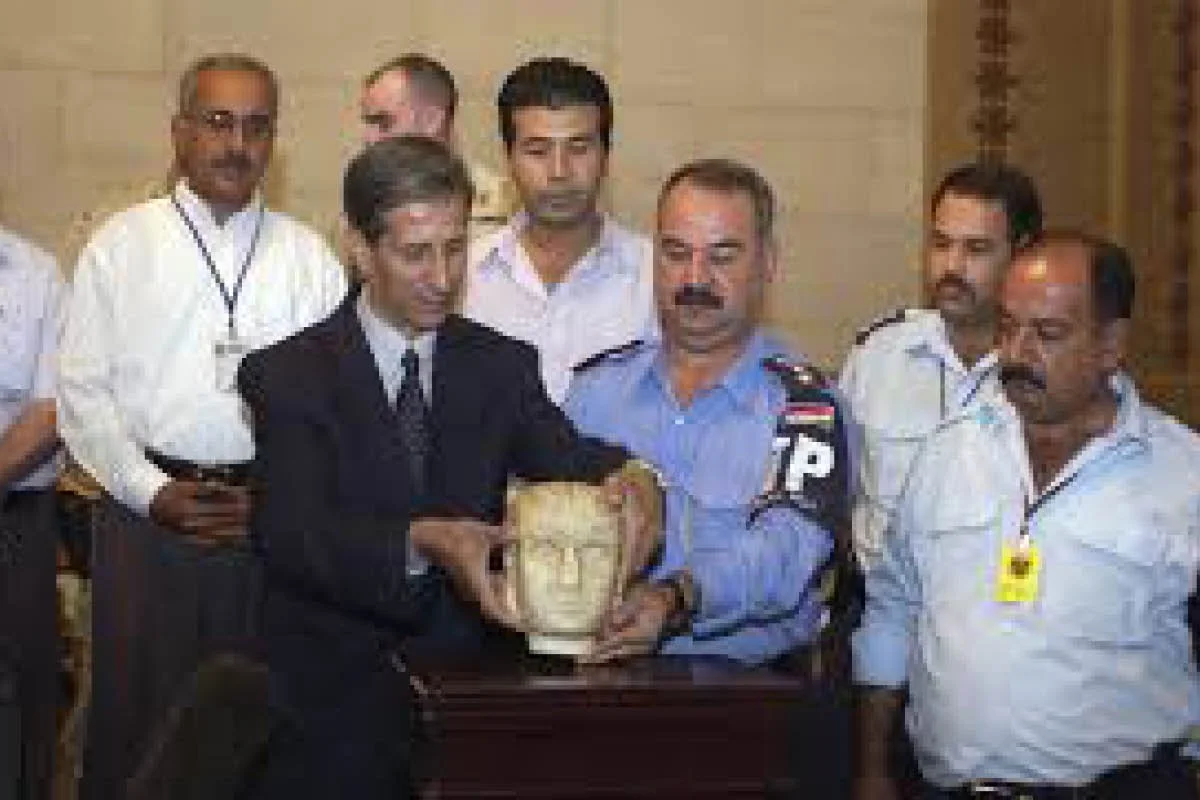 Iraqi officials presenting the recovered Warka Mask after looting