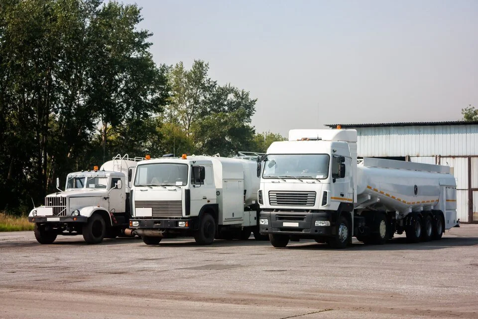 [freepicdownloader.com]-trois-ravitailleurs-avions-camions-citernes-blancs-dans-parking-pres-garages-large.jpg