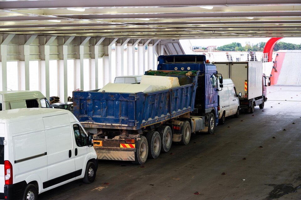 [freepicdownloader.com]-camions-minibus-situes-interieur-du-ferry-grece-large.jpg