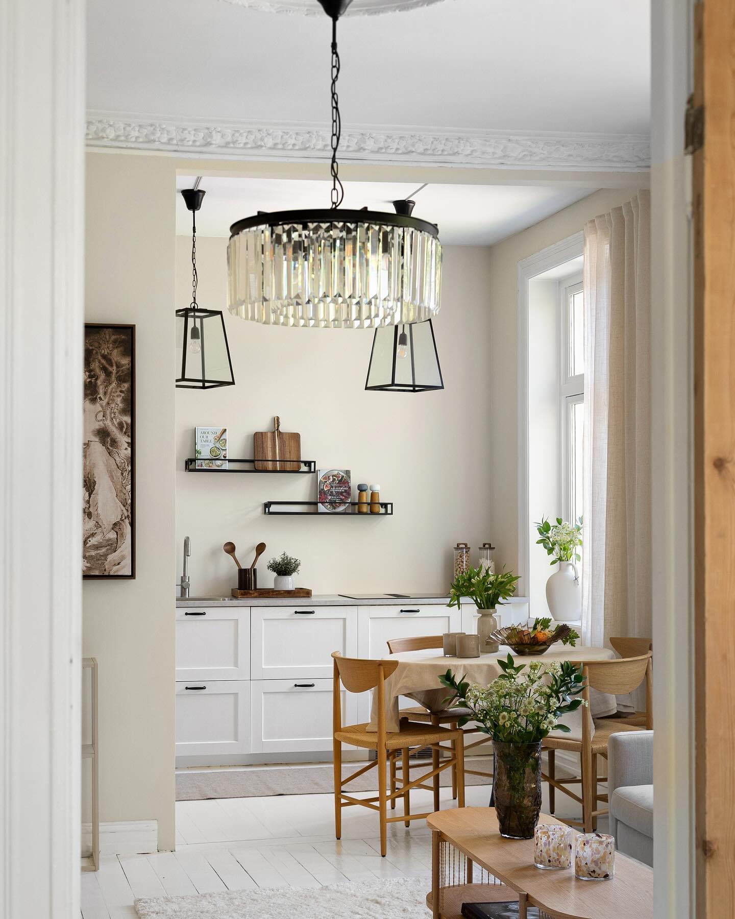 God s&oslash;ndag og 1.pinsedag 🌾 
Det g&aring;r litt tid mellom hvert innlegg, men her fra en leilighet vi stylet for @jonasdahleen. Ny farger p&aring; vegger og gulv etter anbefaling fra oss 🌿 

#boligstyling #interiordesign #boligdr&oslash;m #st