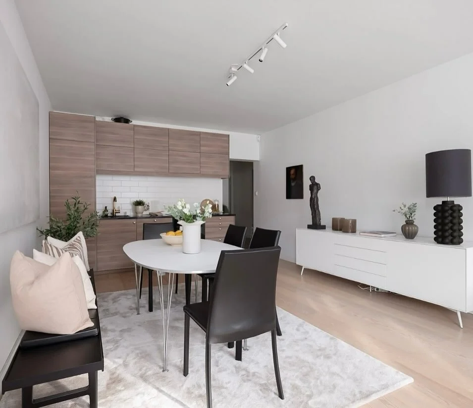 Balansen mellom det stramme, myke og varme 🟤
I denne boligen har vi tilf&oslash;rt lune elementer, tekstiler og bruntoner for &aring; skape en helhetlig atmosf&aelig;re.
Visste du at Mocha mousse er k&aring;ret til &aring;rets farge? 🤎

Selges gjen