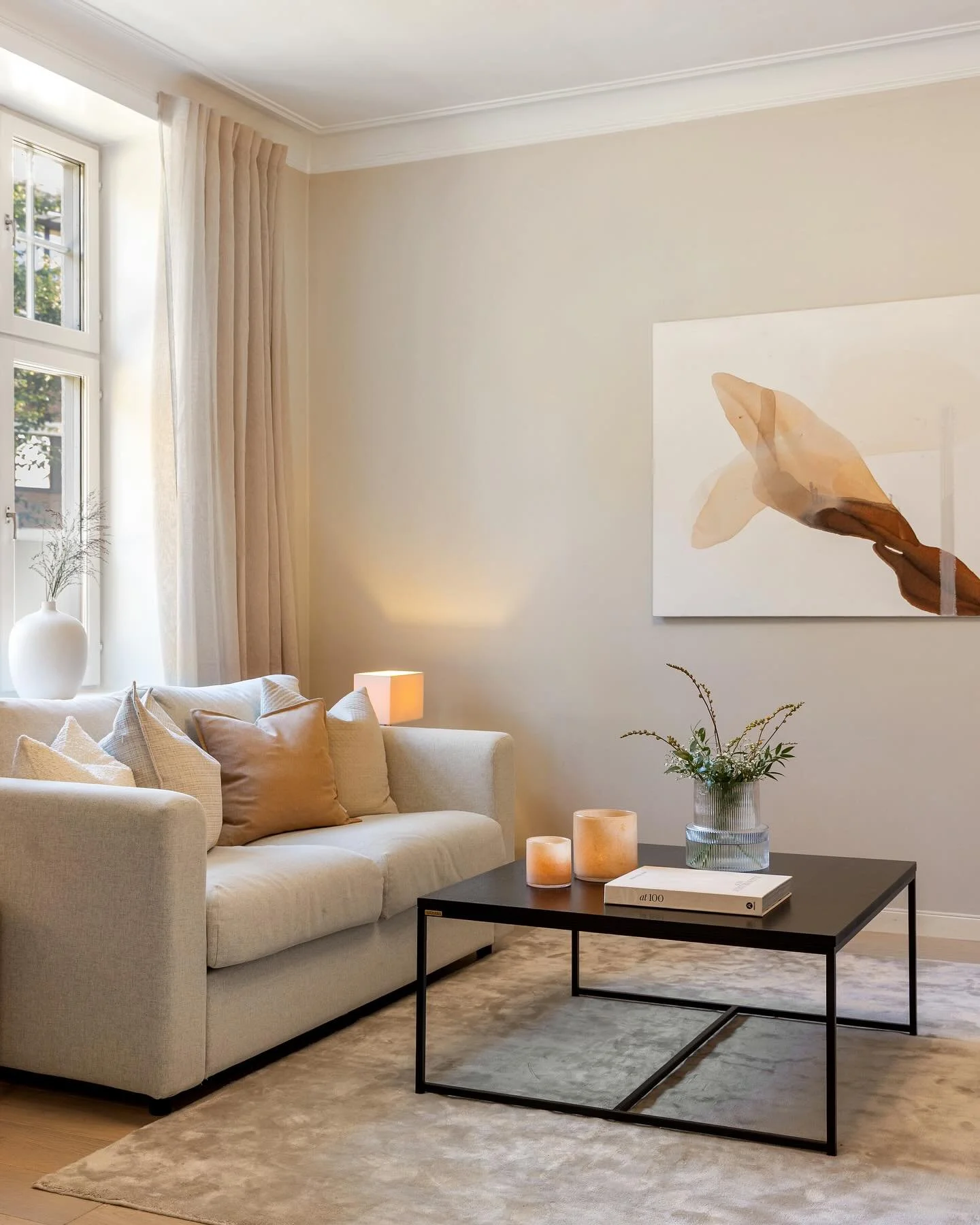 H&oslash;sten er her, og vi kjenner at varme farger er godt representert i stylingen om dagen 🍁🍂 
Nydelige bilder tatt av @walsowork 
Megler @kristoffer.mjaatveit 

#boligstyling #interi&oslash;r #interiordesign #interiordecor #autum #autumncolours