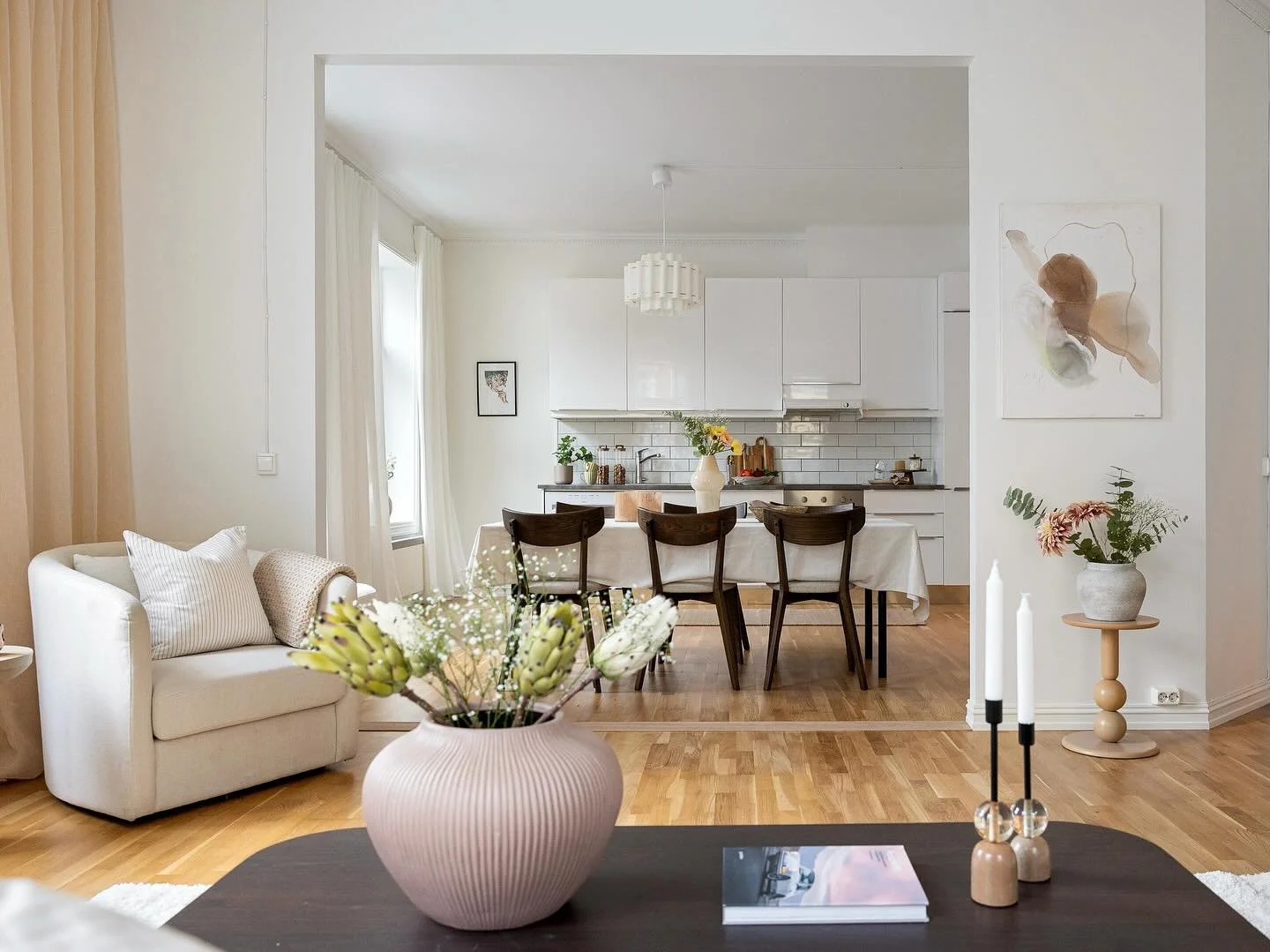 Noen heldige eiere som snart skal flytte inn i denne fantastiske leiligheten 🤍 solgt etter f&oslash;rste visningsrunde.

Megler @t_kiligitto 
Foto Pontus Holmen&auml;s 

#interiordesign #boligstyling #desing #styling #nordicliving #nordicstyle #desi