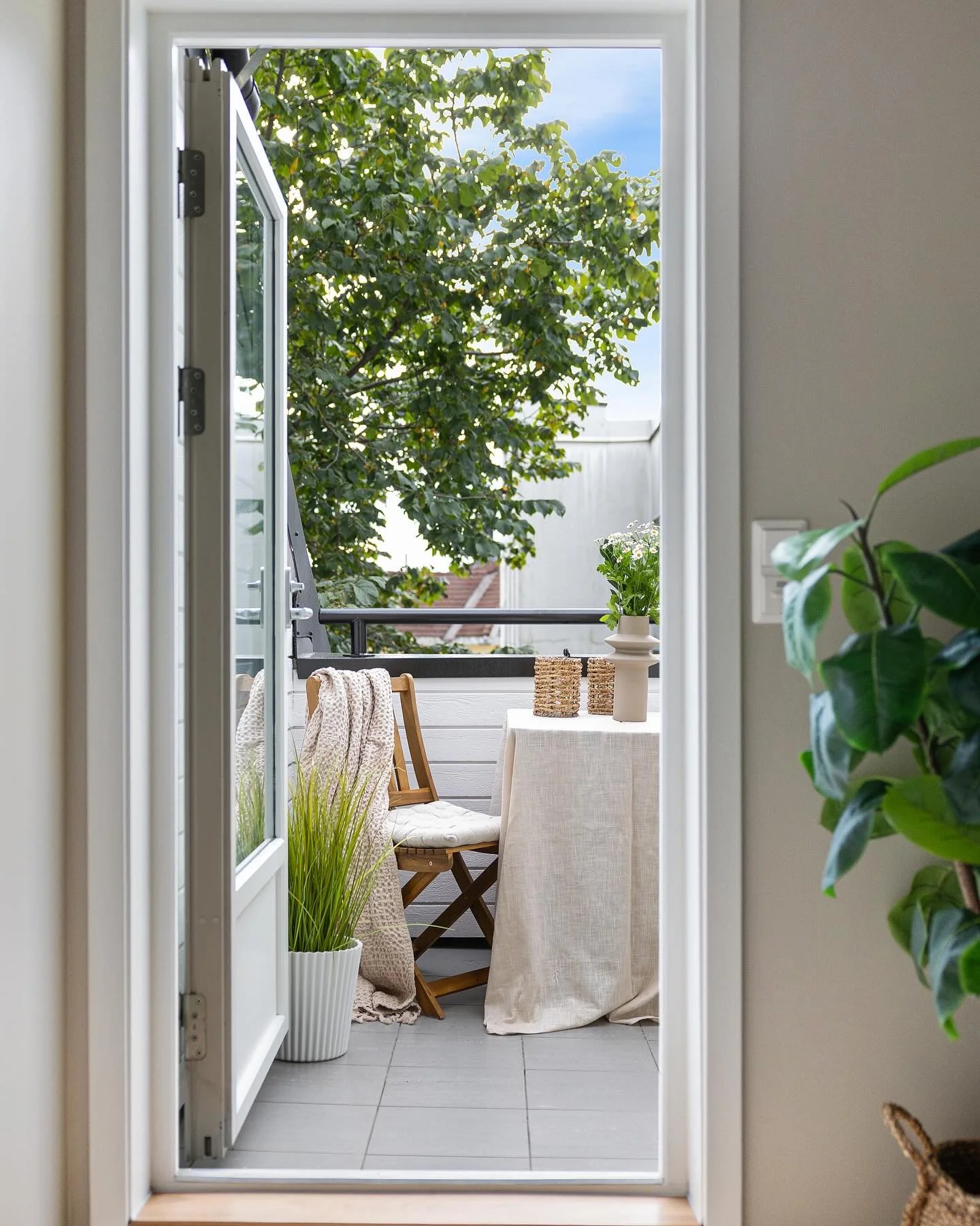 God s&oslash;ndag! 🤍
Vi nyter siste dag av helgen f&oslash;r vi gj&oslash;r oss klare for stylinger i morgen. 

Kommer snart for salg gjennom @t_kiligitto 
Bilder tatt av Pontus Holmen&auml;s

#boligstyling #interiorinspiration #interior #styling #n