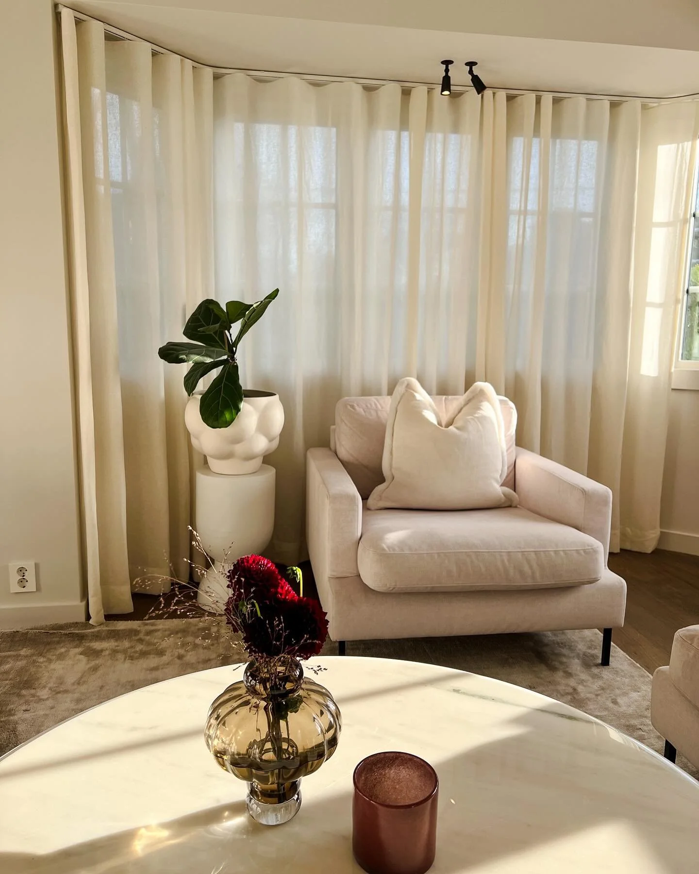 Et rom uten gardiner, er et rom uten mening 🤍 
Her har vi hengt opp skreddersydde gardiner i en ull og linblanding. Skinnene er ogs&aring; skredderlagde med riktig vinkel for karnappet. For en dr&oslash;m av et hjem @nordstrandsofie 🤍

#s&oslash;m 