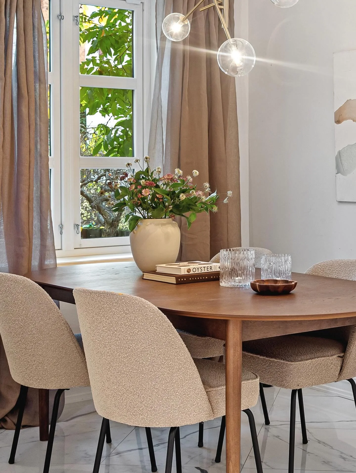 &Aring; style hjem er &aring; forme en atmosf&aelig;re &ndash; her lot vi m&oslash;rkt treverk, lune gardiner og gylne tekstiler omfavne et hjem i et vakkert murbygg fra 1875 🤎

Foto @walsowork 
Megler @kristoffer.mjaatveit 

#stylist #fotograf #des