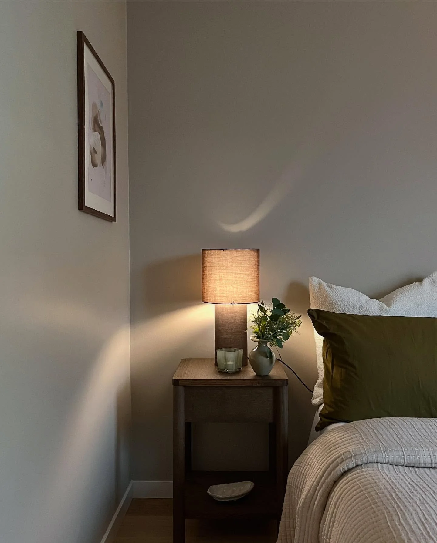 Sm&aring; lyskilder, stor effekt &mdash; bordlamper gir rommet b&aring;de karakter og ro 🌟

&Oslash;nsker du hjelp med interi&oslash;rdesign i ditt hjem? Send oss en DM eller kontakt oss p&aring; butikk@ildfluen.no

#designlovers #interiordesign #bo