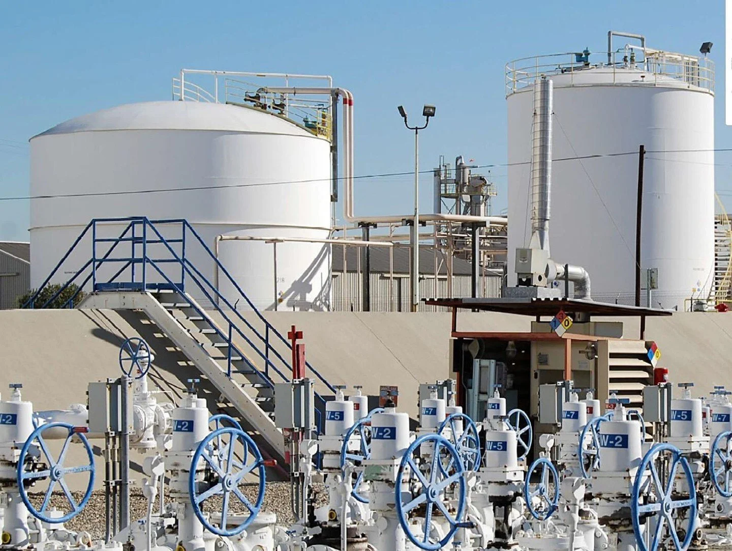 Gas fell in 48 states and the U.S. average dropped 14 cents to $4.30. Nevada paid for California&rsquo;s refinery failures, rising to $5.40, up 20 cents. Src. https://www.thefallonpost.org/article/8011,california-refinery-closures-threaten-nevada-fue