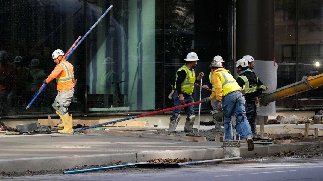 U.S. jobless claims fell to 194,000 last week, near the lowest levels in nearly 57 years, showing layoffs remain rare. Nevada&rsquo;s unemployment rate dropped to 4.7% in September, its lowest since before the pandemic.
Src. https://www.ksl.com/artic