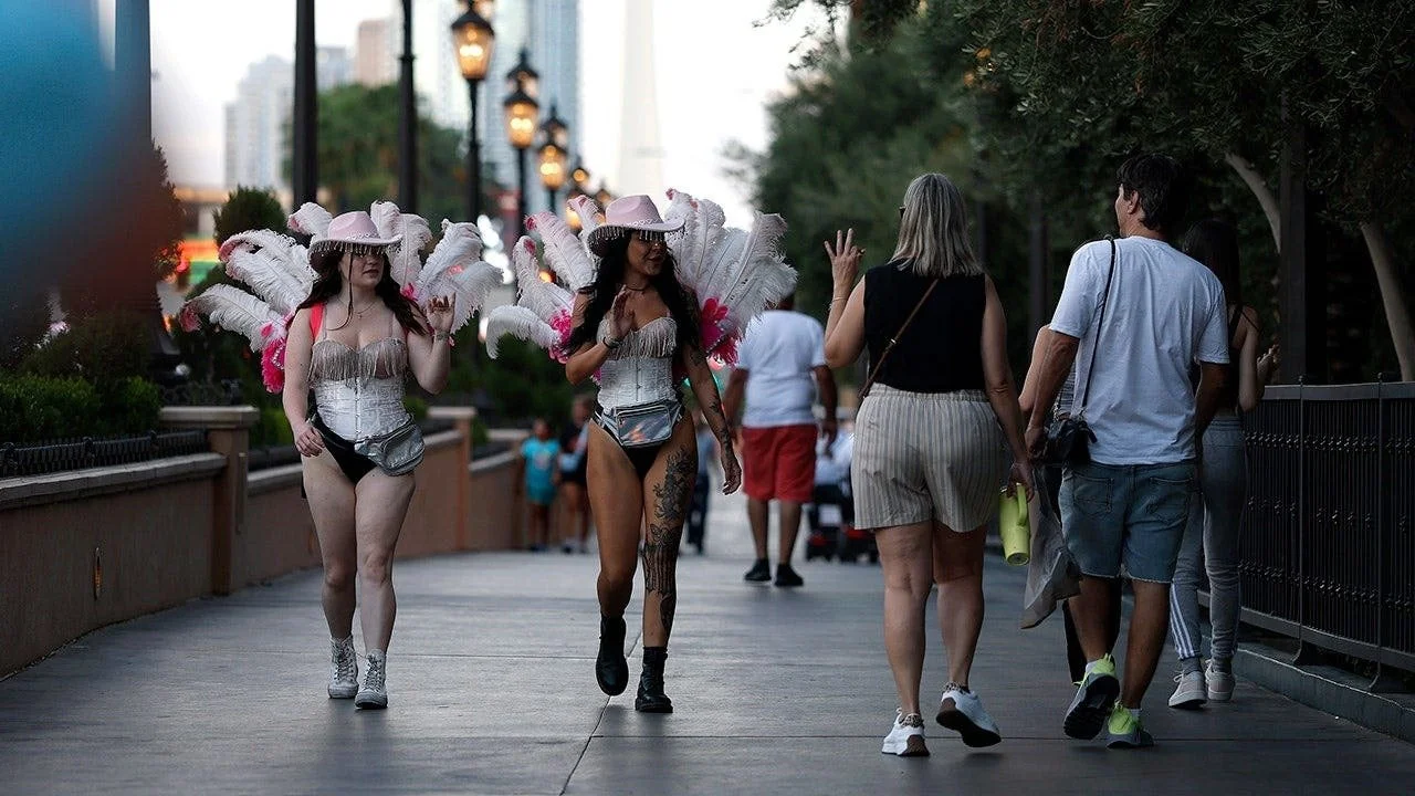Las Vegas has put up digital signs on the Strip reminding tourists that tipping costumed performers is not required. The campaign follows a brawl outside Planet Hollywood in which showgirl impersonators allegedly attacked two visitors after they paid