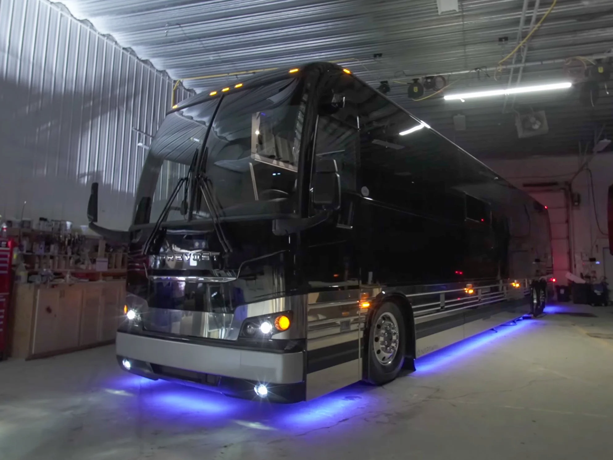 Napaway Unveils the Next Generation of Sleeper Coaches, Delivers the First to Florida Everblades and Dolphin Transportation&nbsp;
