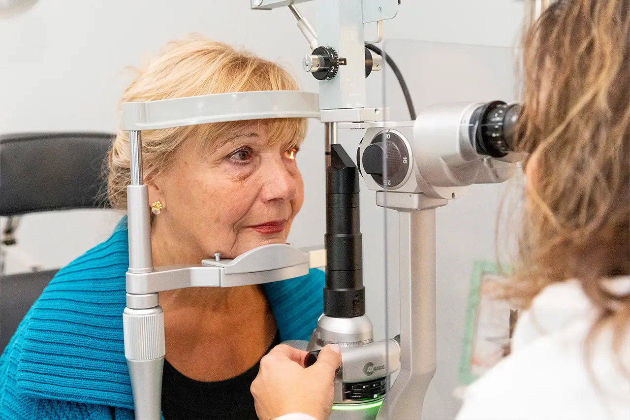 Slit-lamp-being-used-to-examine-female-patients-eyes.png