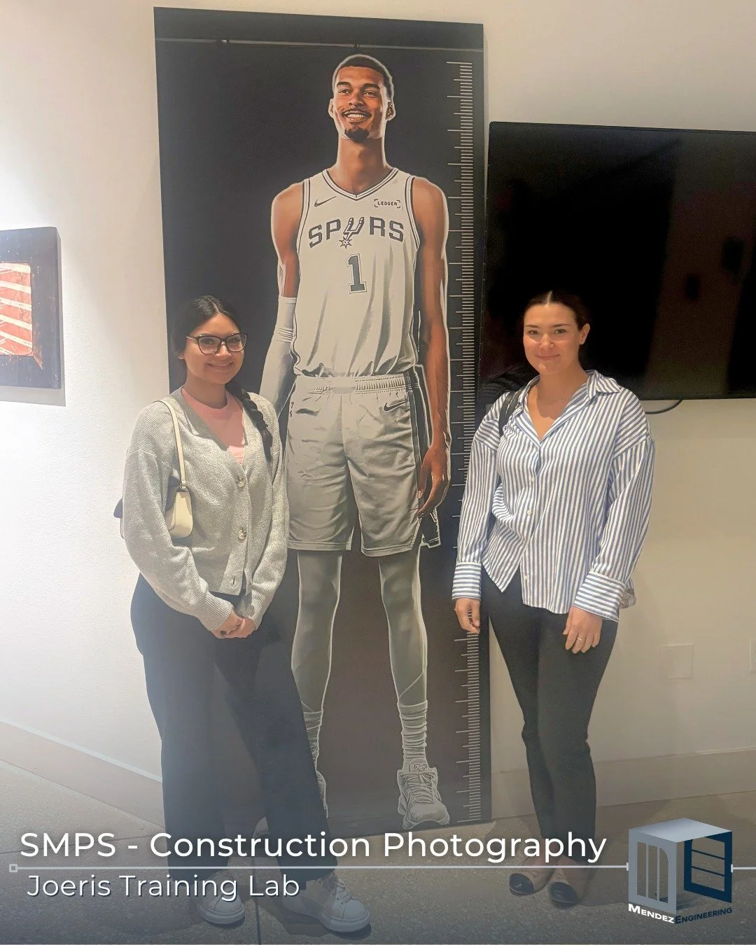 To celebrate the Spurs🏀here&rsquo;s our marketing team at the the SMPS Construction Photography event 📸
From capturing projects to capturing the perfect shot, teamwork is everything. 🤝 #GoSpurs #mendezengineering  #smps  #constructionphotography
