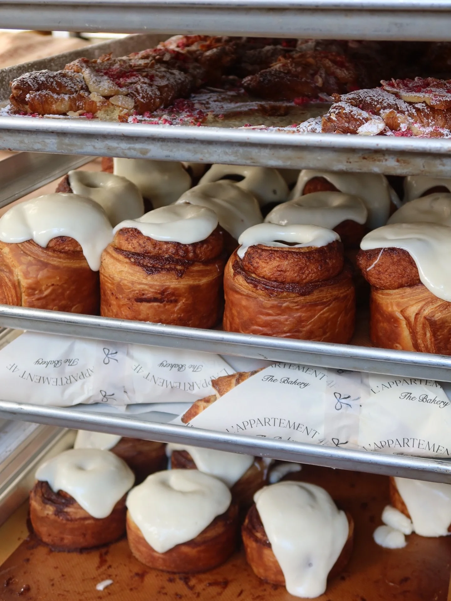 I love when the frosting on the cinnamon rolls look like snow caps ❄️

Really excited to announce we will be hosting our third Holiday Market this Sunday (12/7) upstairs in our Brooklyn Heights location. Shop curated selections from @ancien.nyc @down