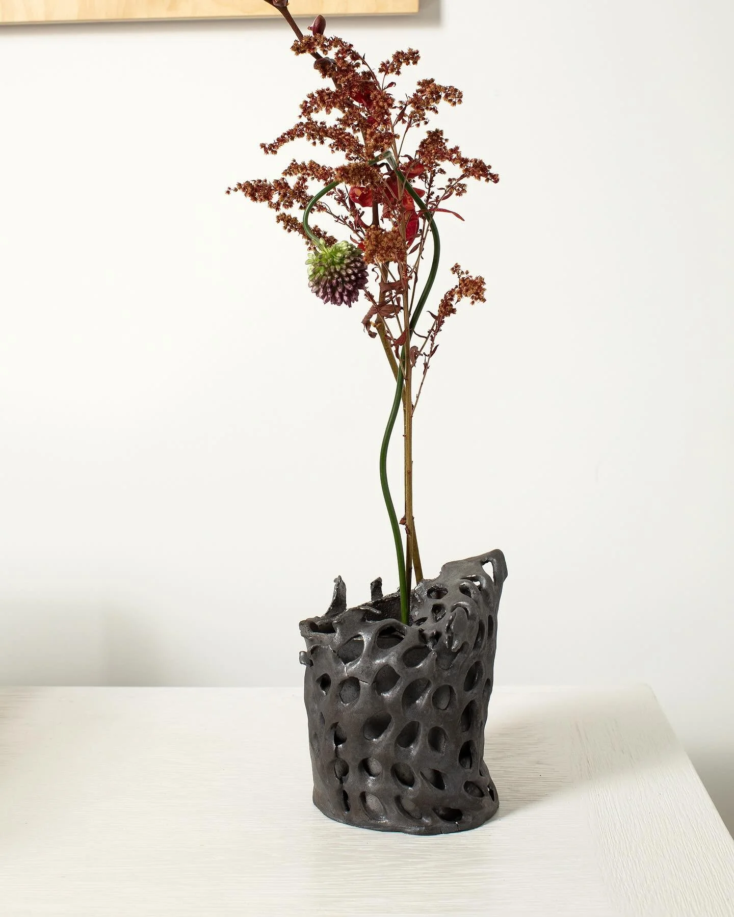 Member Essel Aidoo @of.sentience is a Ghanaian Visual Artist based in Brooklyn, NY.

Drawing inspiration from his childhood living in Takoradi, a coastal city in Southern Ghana, and his experiences after relocating to New York City, his work reflects