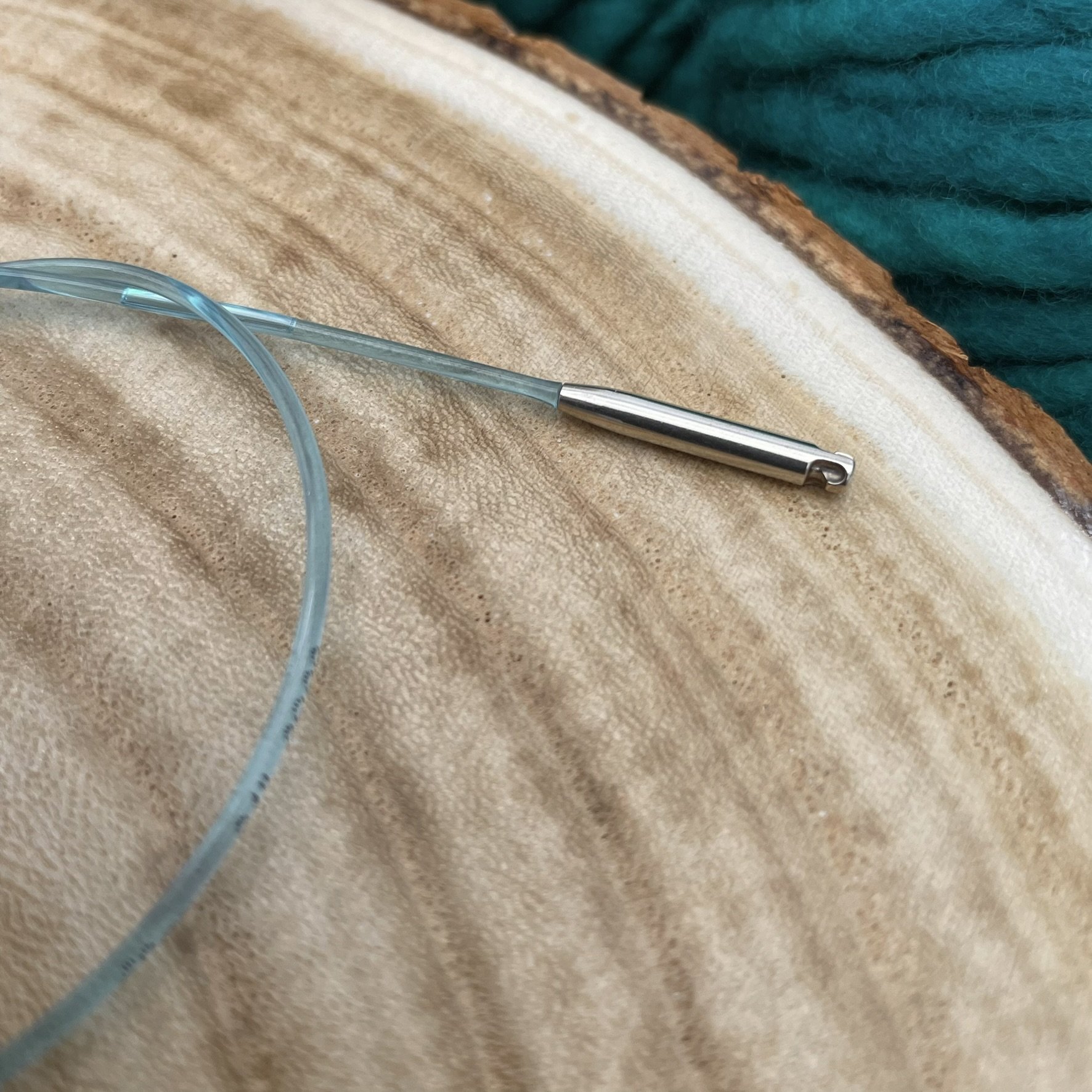Detailed view of the addiClick cord’s smooth metal join connection.
