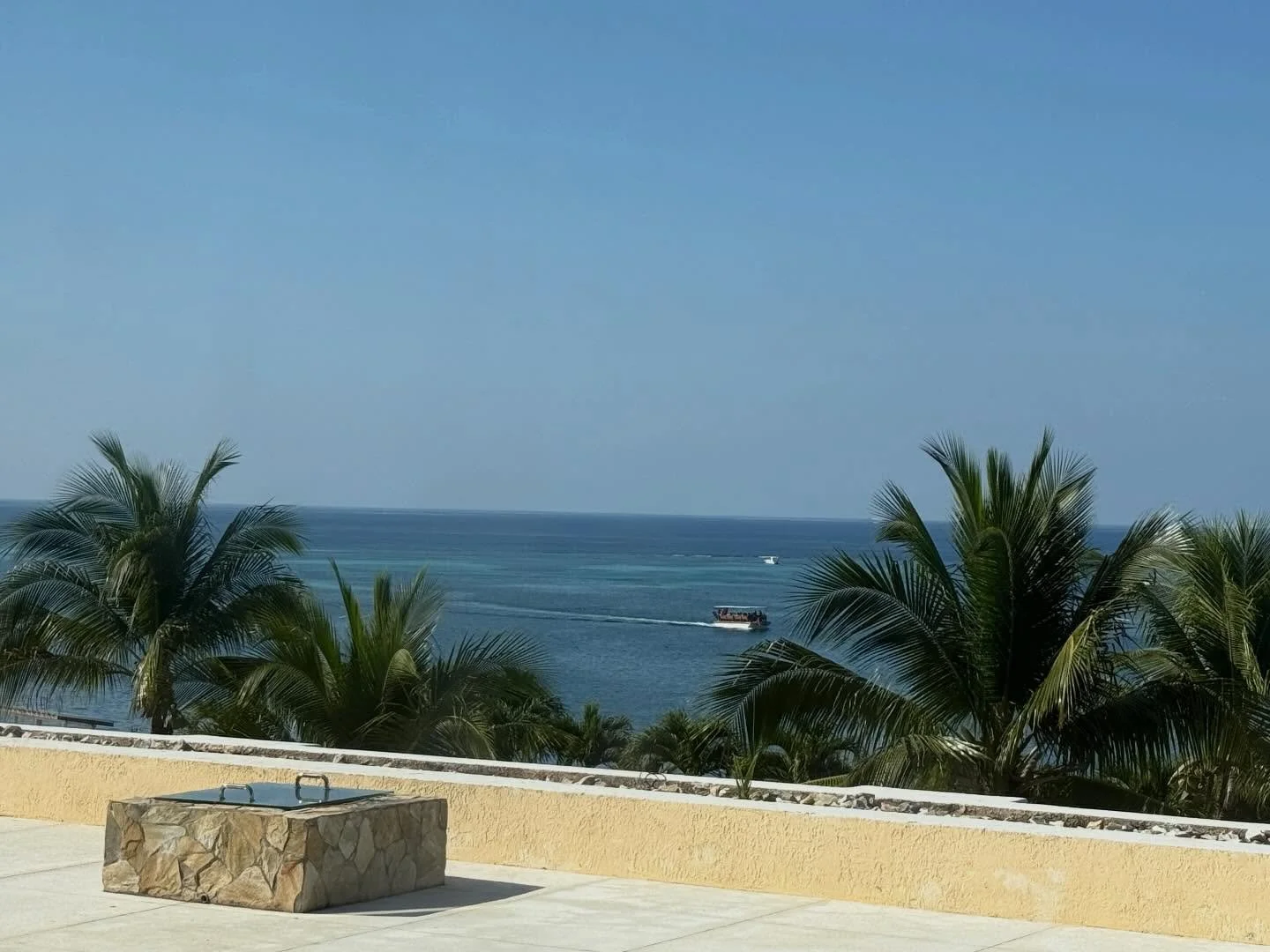 Extraordinary views. Exceptional education.
Only at Pristine Academy. 🌊🏝️🇭🇳 #pristineacademy #islandlearning #roataneducation #roat&aacute;n