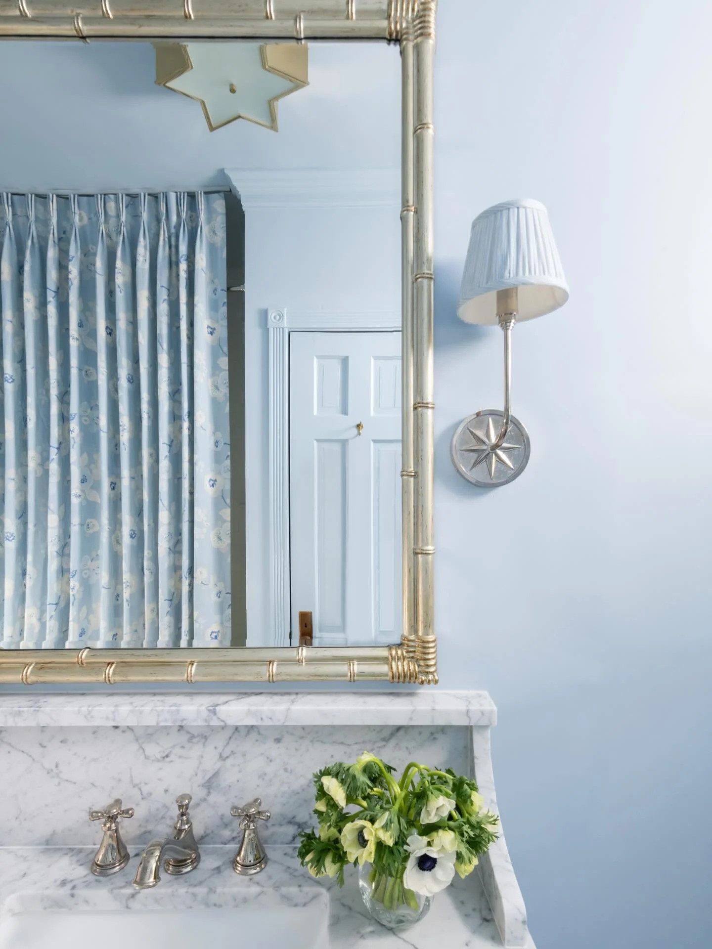 So fresh and so clean, clean! This guest bathroom received a full glow up 💙 our favorite part&hellip; the floor to ceiling custom shower curtain 😍

Interiors: @katiesharptondesign 
Photography: @allisonelefantephoto 
Styling: @katiesharptondesign
