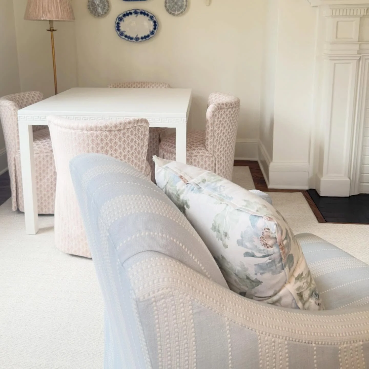 All this game table needs is a good game of mahjong 🀄️ or a cozy puzzle 🧩 with a side of cocktails 🍸 and it&rsquo;s the perfect Friday night in my book!