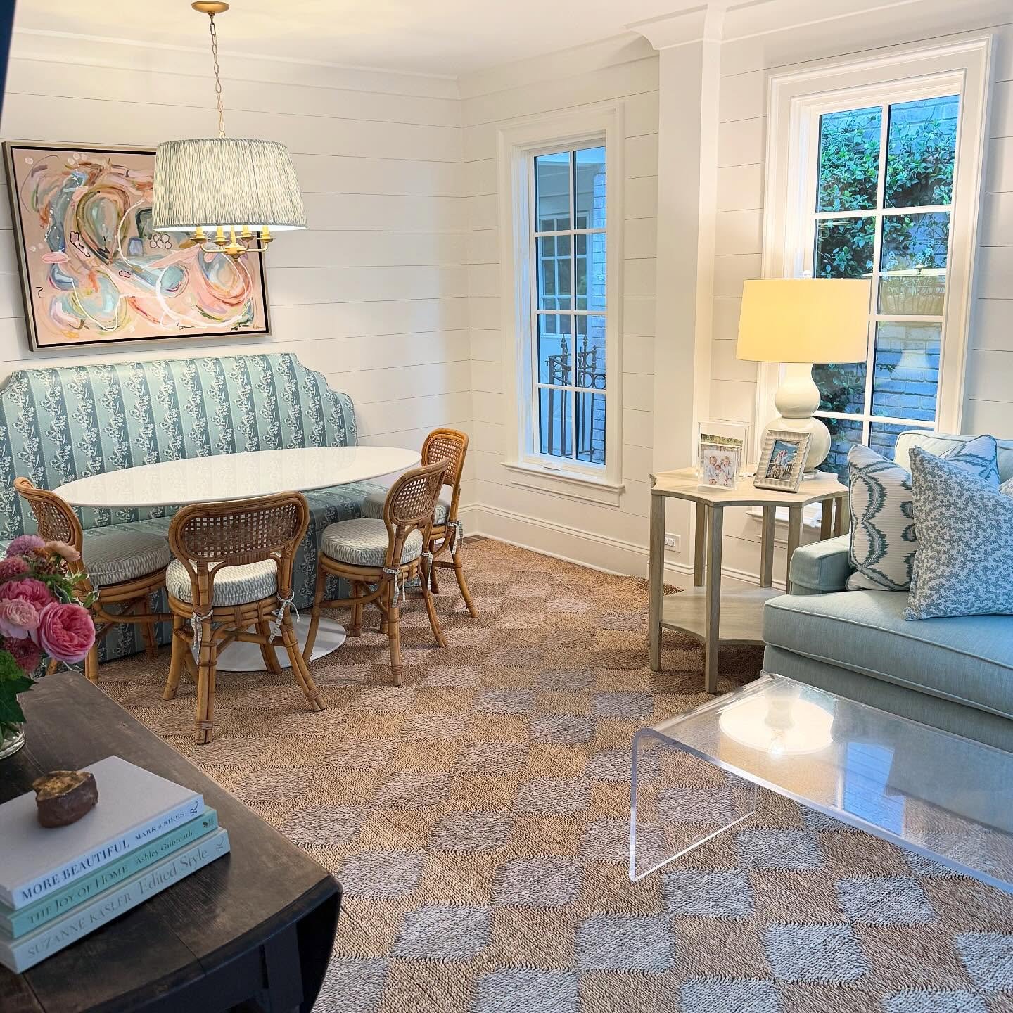 We love a multi-purpose room! A little breakfast nook and sunroom all in one! And wanna know a secret about the banquette and chair cushions&hellip;. Fully laminated!!!! Kid proof, functional and pretty! 🤩