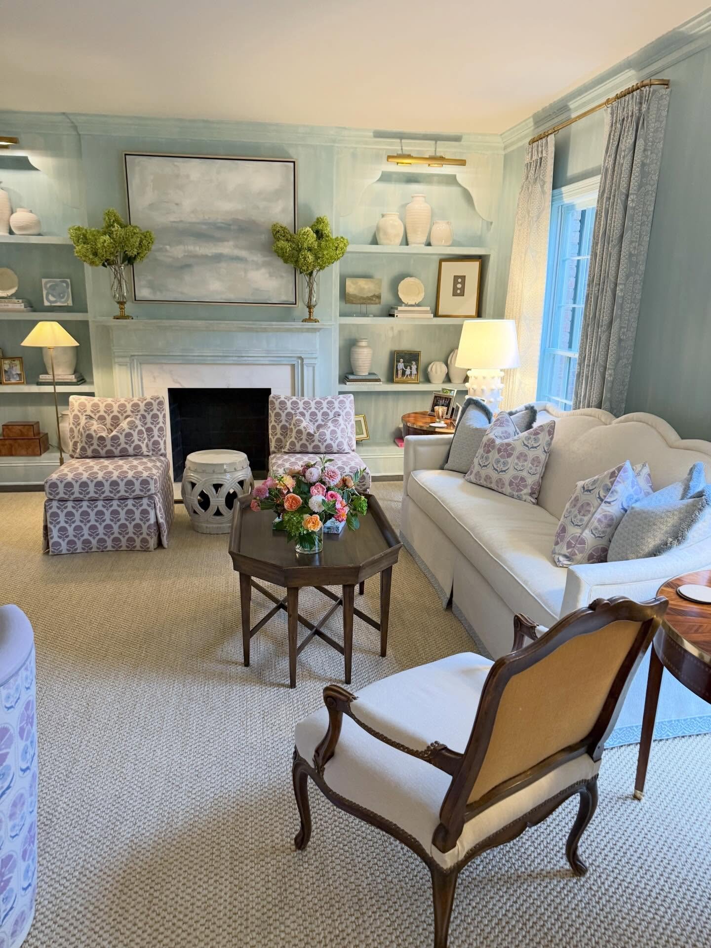 This client&rsquo;s living room is party ready for a back-to-school parent get together the other night 💙👌🏻 What you don&rsquo;t see is the custom banquette and mahjong table in the left corner 🙌🏼 - professional photos coming soon&hellip; for no