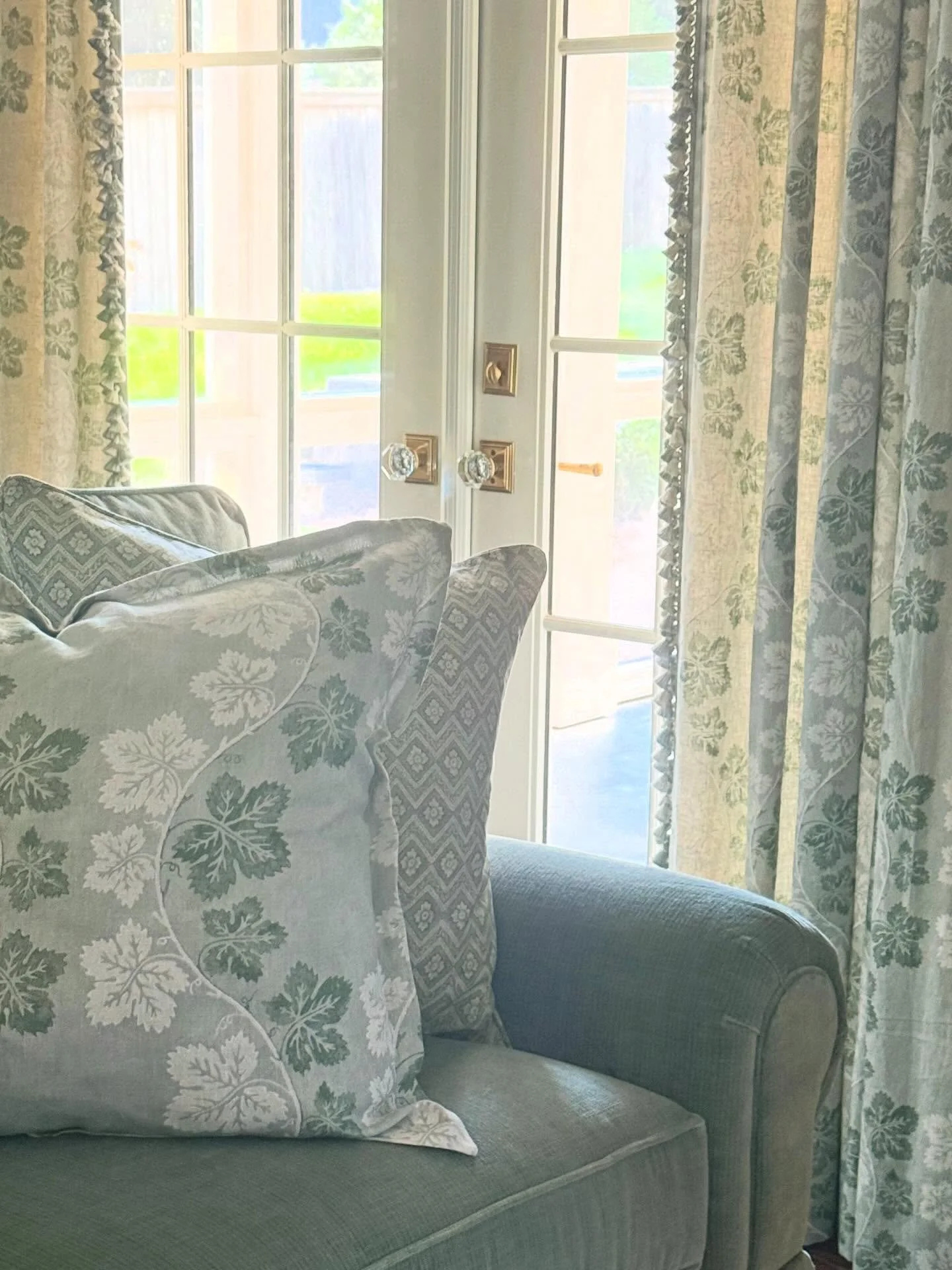 Mix and match! 🍃 We LOVE all the prints and colors at KSD and this family room is a prime example of that! I wish I could tell you where to find the main fabric, but it was discontinued and we got the last of it 😬 @cowtanandtout it&rsquo;s a favori