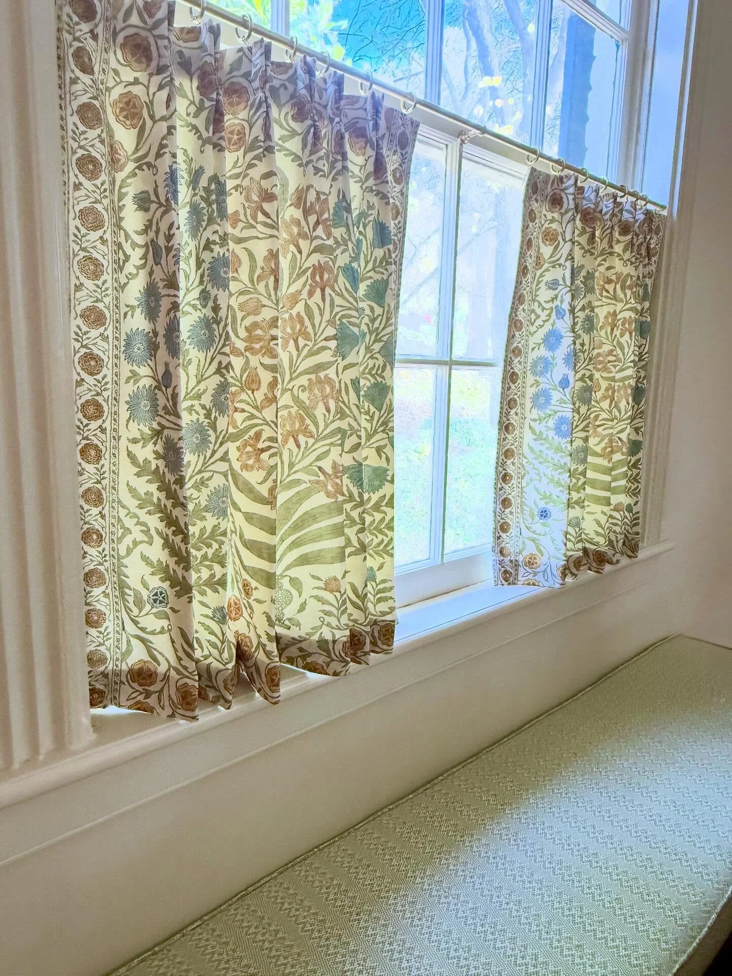 Custom cafe curtains, custom bench seat cushion and custom laminated seat cushions in the pretty kitchen &hellip;. The goal was simple, kid proof but make it fun and pretty! 🤩