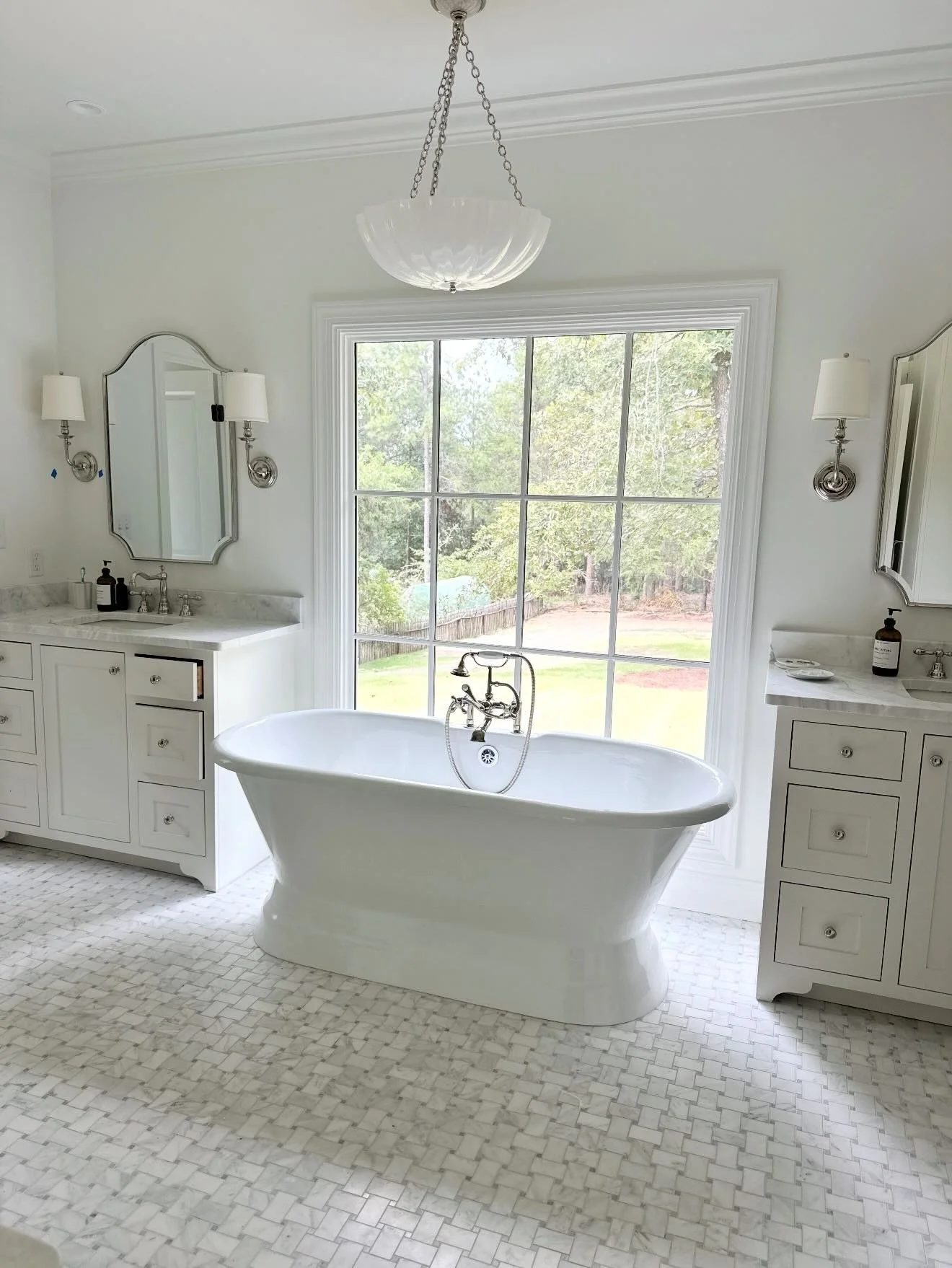 Lighting&hellip; such an important part of a home! ✨

This is one area where I never recommend skimping. Whether it&rsquo;s a statement fixture or a beautiful lamp, great lighting can completely transform a space.

A little peek at some of the lighti