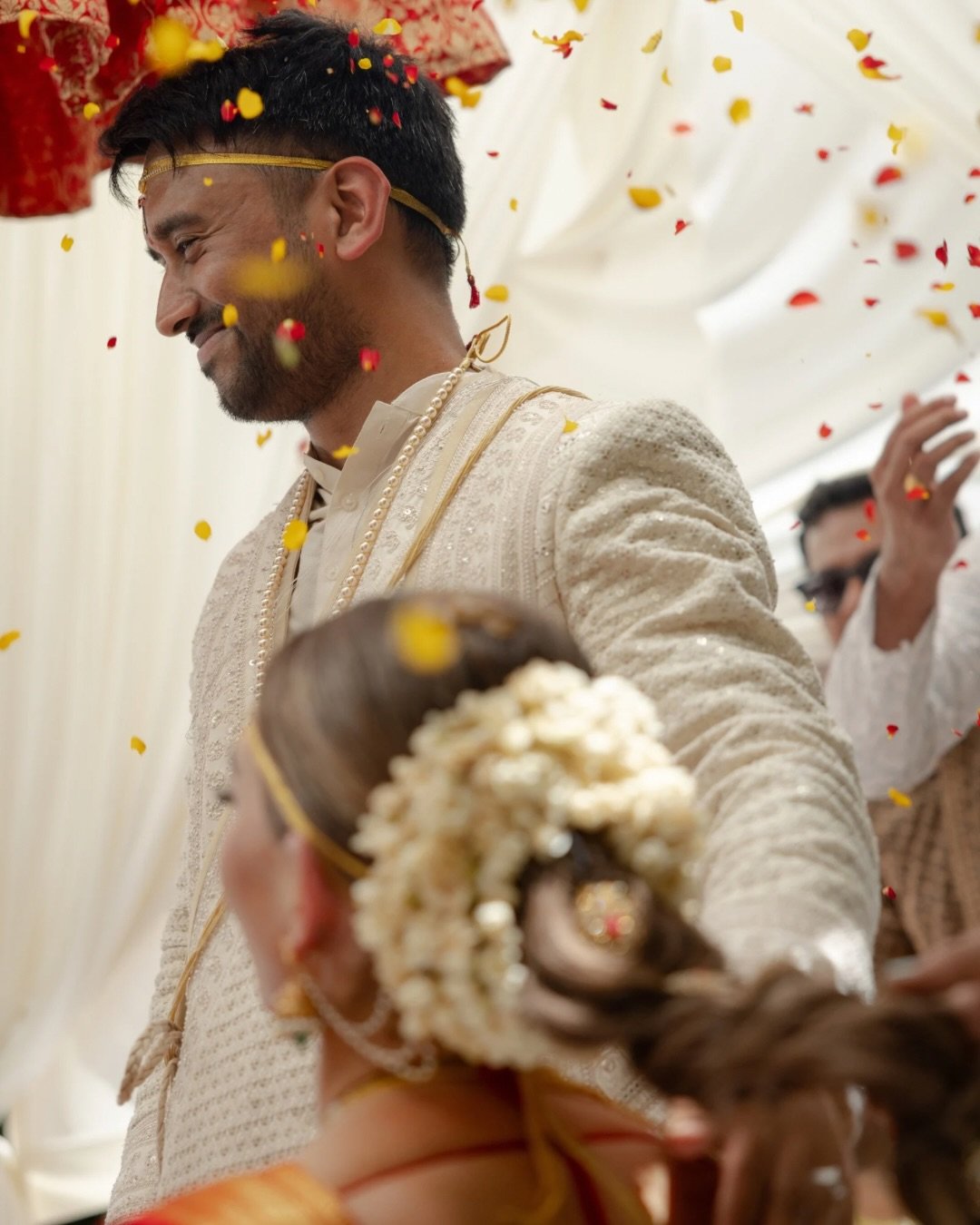 A ceremony filled with color, love, and memorable moments ✨ 

&bull;
&bull;
#dfwwedding #southasianwedding #dallasindianwedding #hinduweddingceremony #texasweddingphotographer