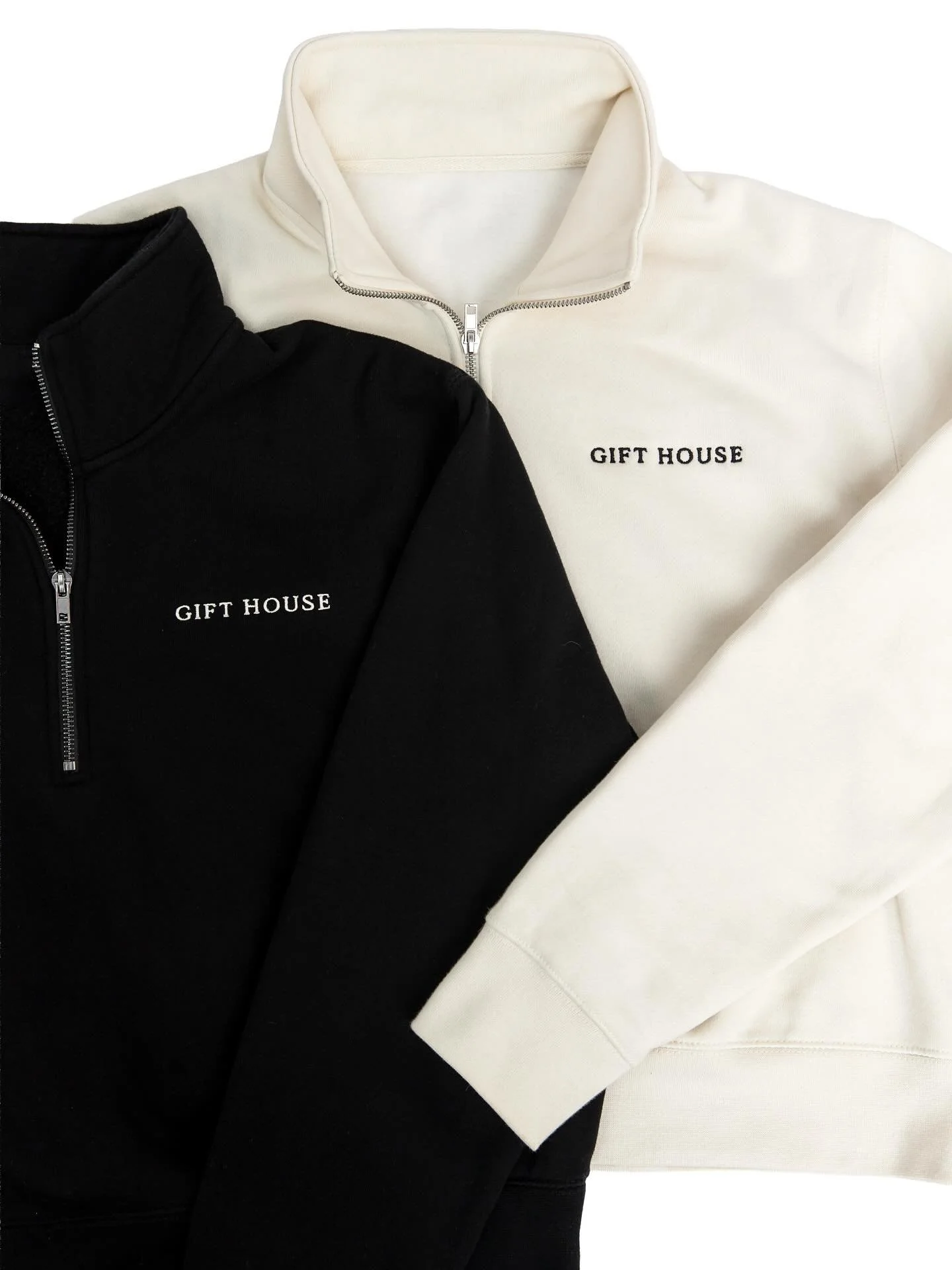 Simple, elegant branding that makes a statement ✨

We are so in love these custom-embroidered quarterzips!

📸: @jessica_amerson