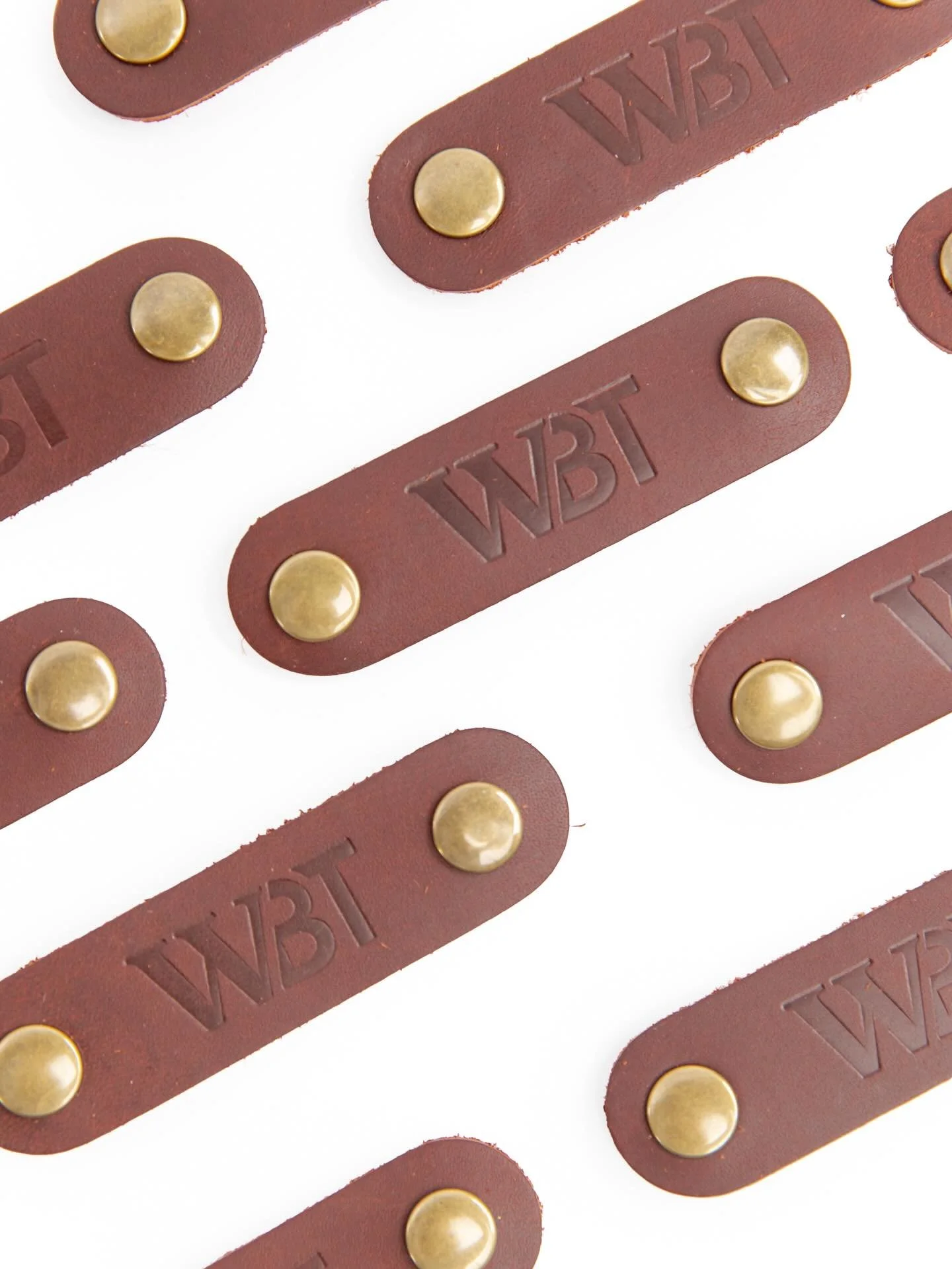 These premium debossed leather cord keepers are sleek, simple, and so useful!

Pair it with a branded charging cable and you have a great gift 🔌

📸: @jessica_amerson