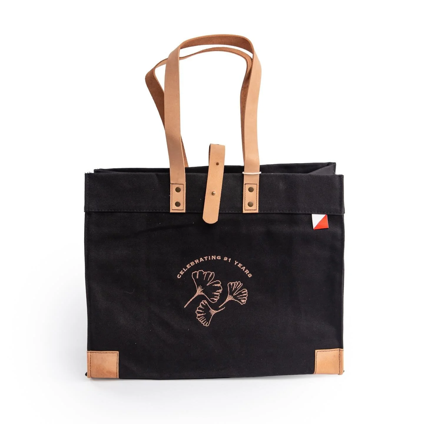 We&rsquo;re always on the hunt for the perfect tote and this one stays on our list!

Complete with multiple interior pockets and long, durable leather straps, these custom ShoreBags canvas totes are simply the best 🤩

📸: @jessica_amerson