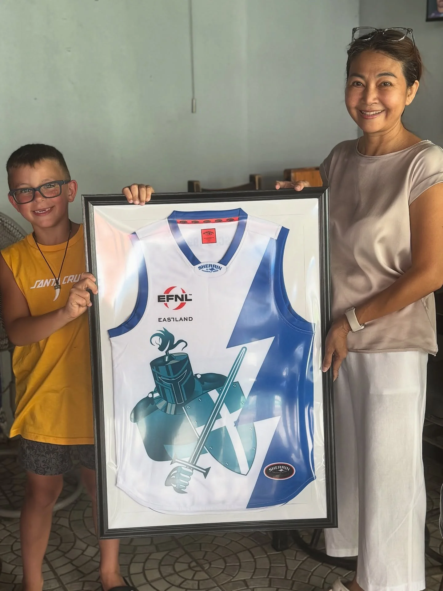 7,000 kms from home but the Rowville Knights jumper still stands strong 🏉💙🤍🩵

From the oval in Rowville to Walkabouts Sports Bar, Karon Beach, Thailand 🇹🇭 &mdash; the Knights spirit travels everywhere.

Once a Knight, always a Knight! ⚔️

GO Kn