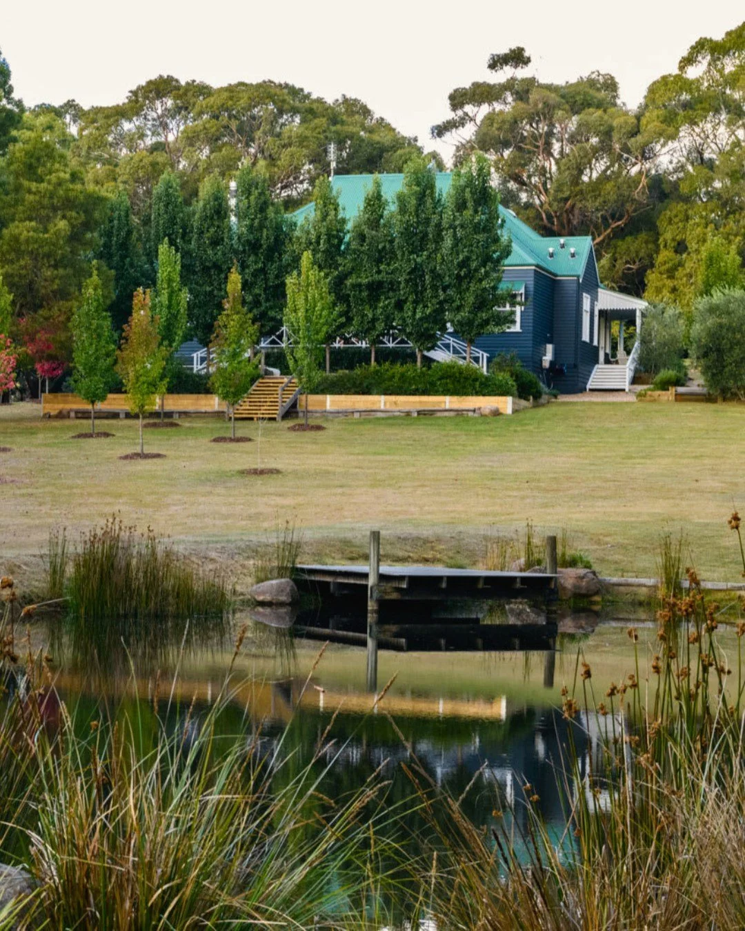 Imagine heading out of Melbourne on a Friday afternoon and having absolutely nothing to do for the rest of the weekend except read, eat delicious food cooked by a private chef, and be surrounded by other readers.⁣⁣
⁣⁣
That's exactly what we're doing 